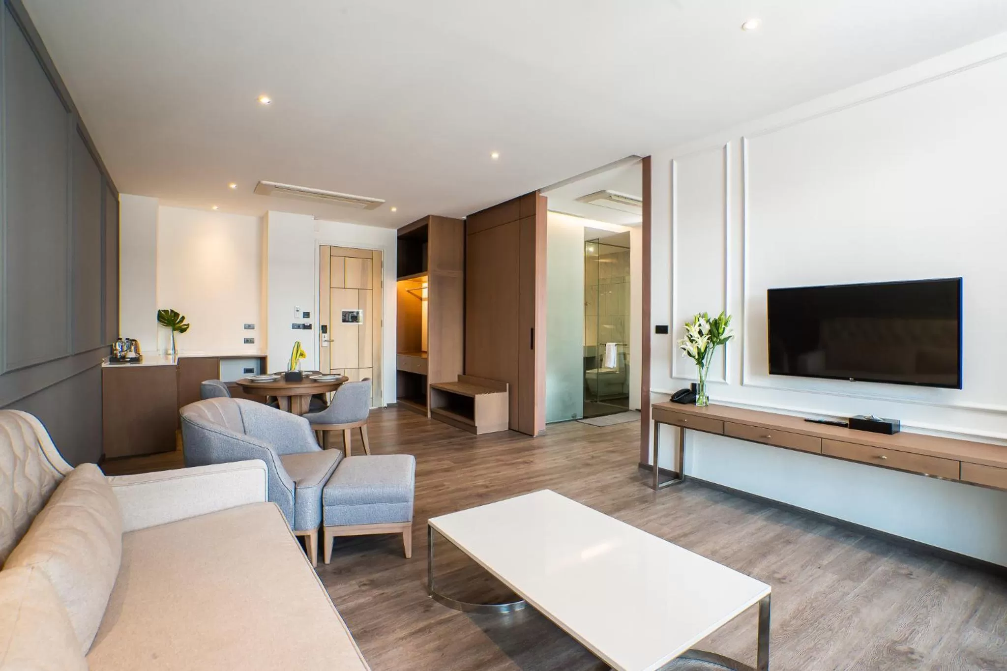 Dining area in One Patio Hotel Pattaya - SHA Extra Plus