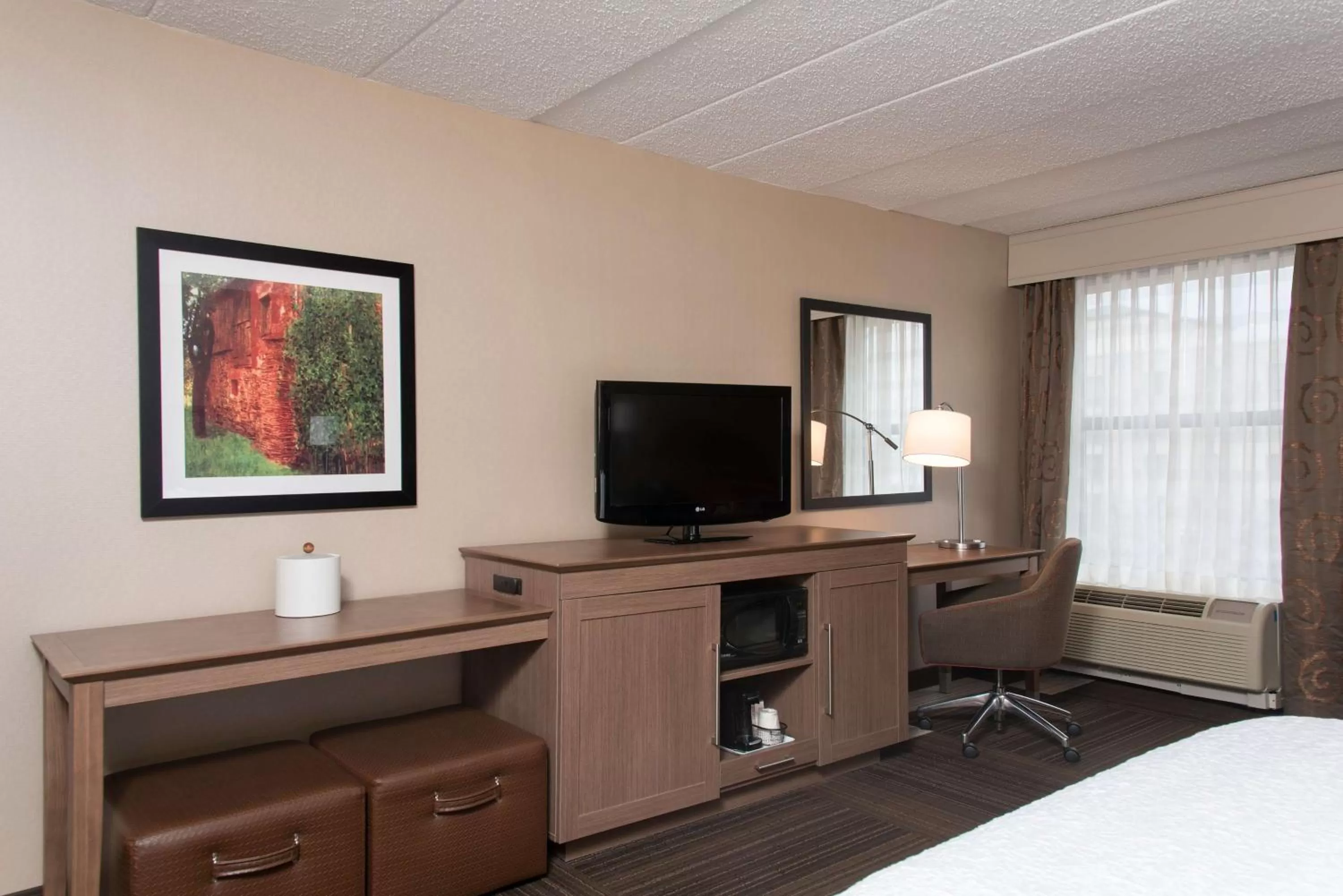 Bedroom, Bed in Hampton Inn Columbus/Taylorsville