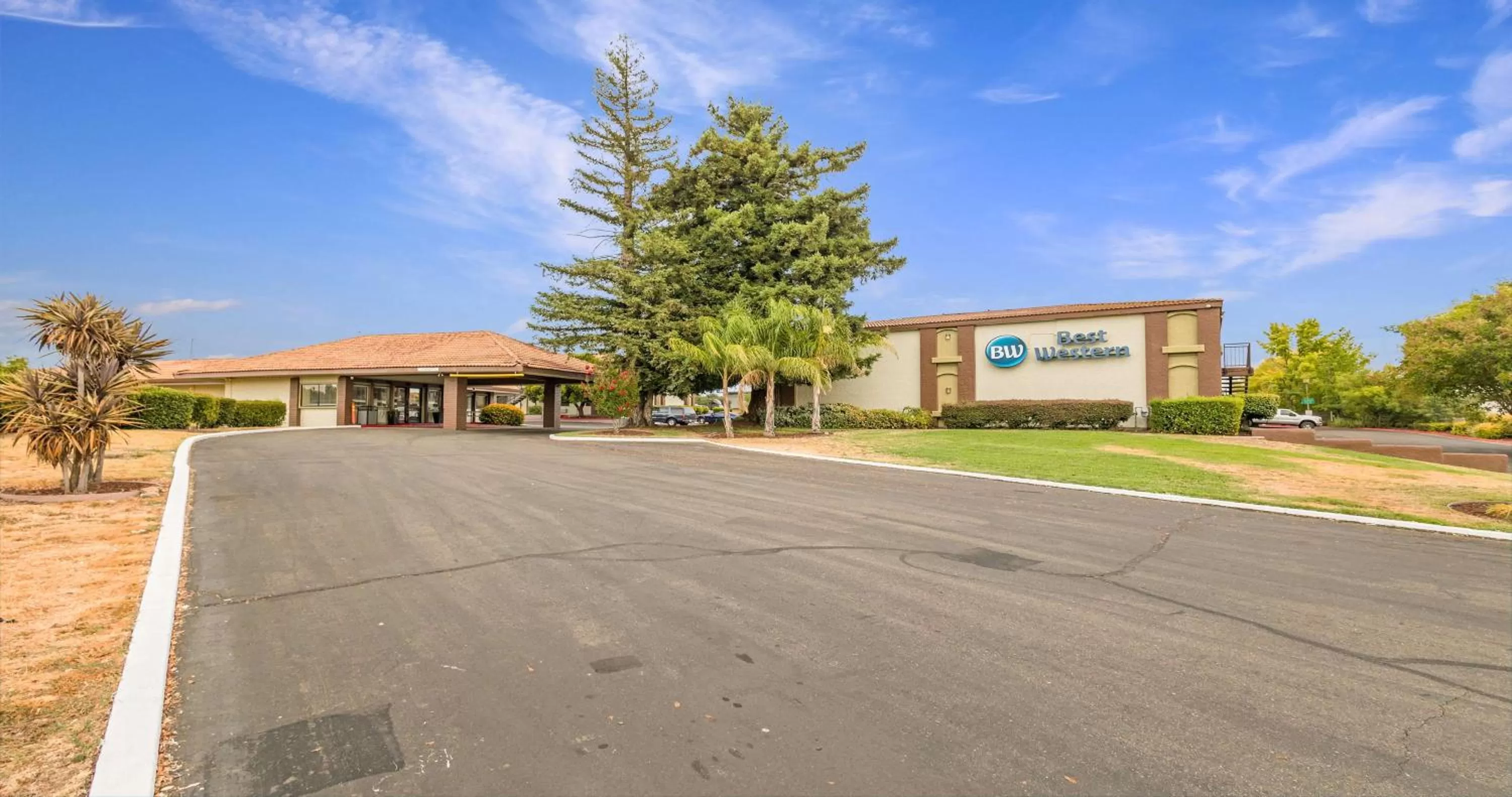 Property building in Best Western Roseville Inn