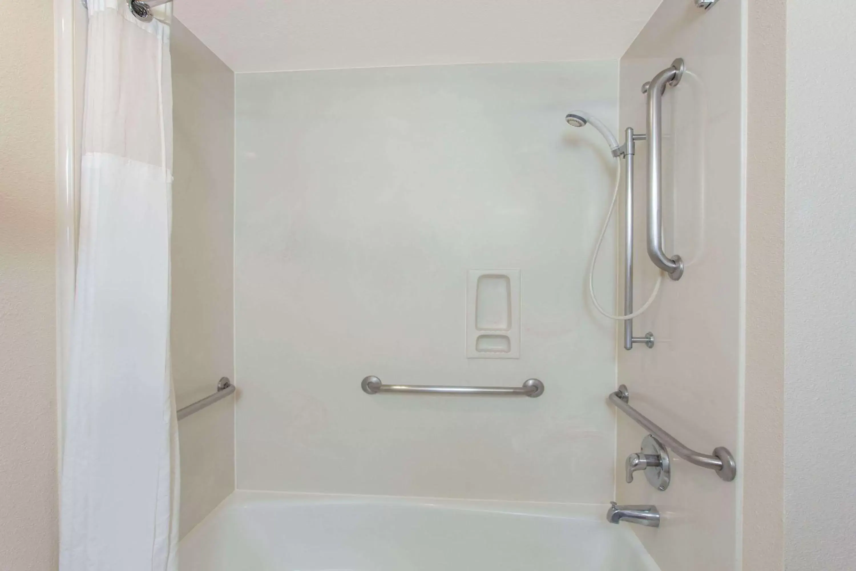 Queen Room with Mobility/Hearing Access - Non-Smoking in Ramada by Wyndham Fresno Northwest Queen Room with Mobility/Hearing Access - Non-Smoking in Ramada by Wyndham Fresno Northwest