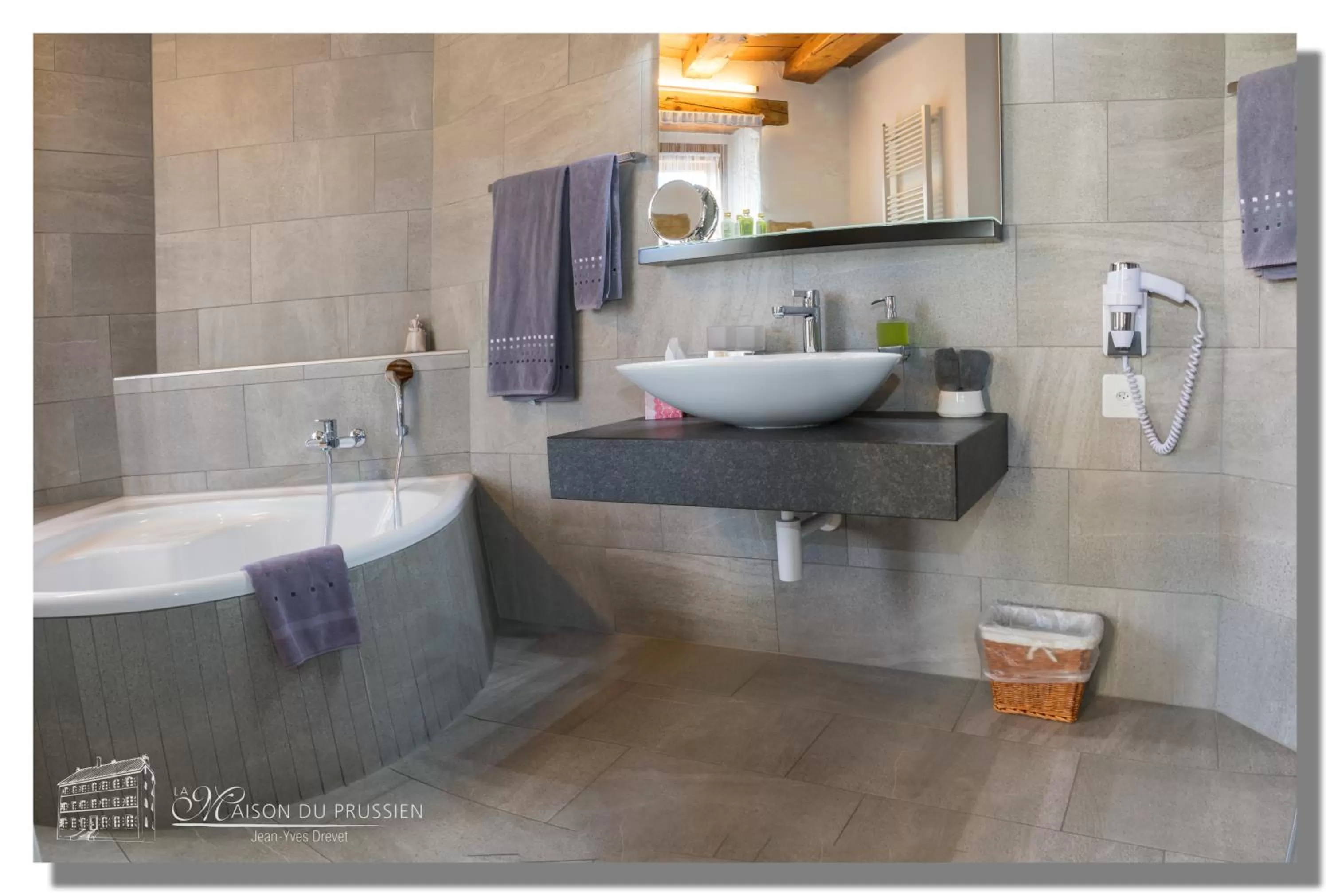 Bathroom in Hôtel La Maison du Prussien