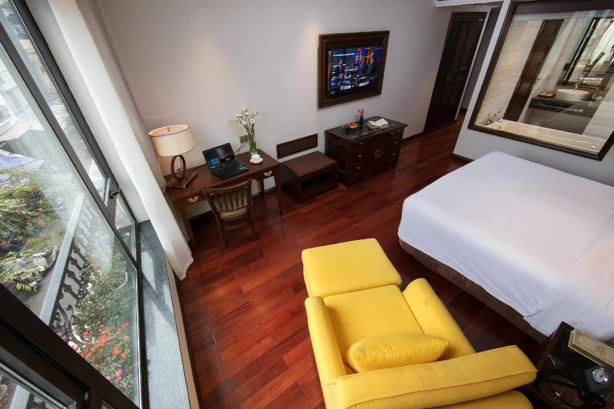 Communal lounge/ TV room, Bed in Lucien Hanoi Lakeside Hotel & Rooftop
