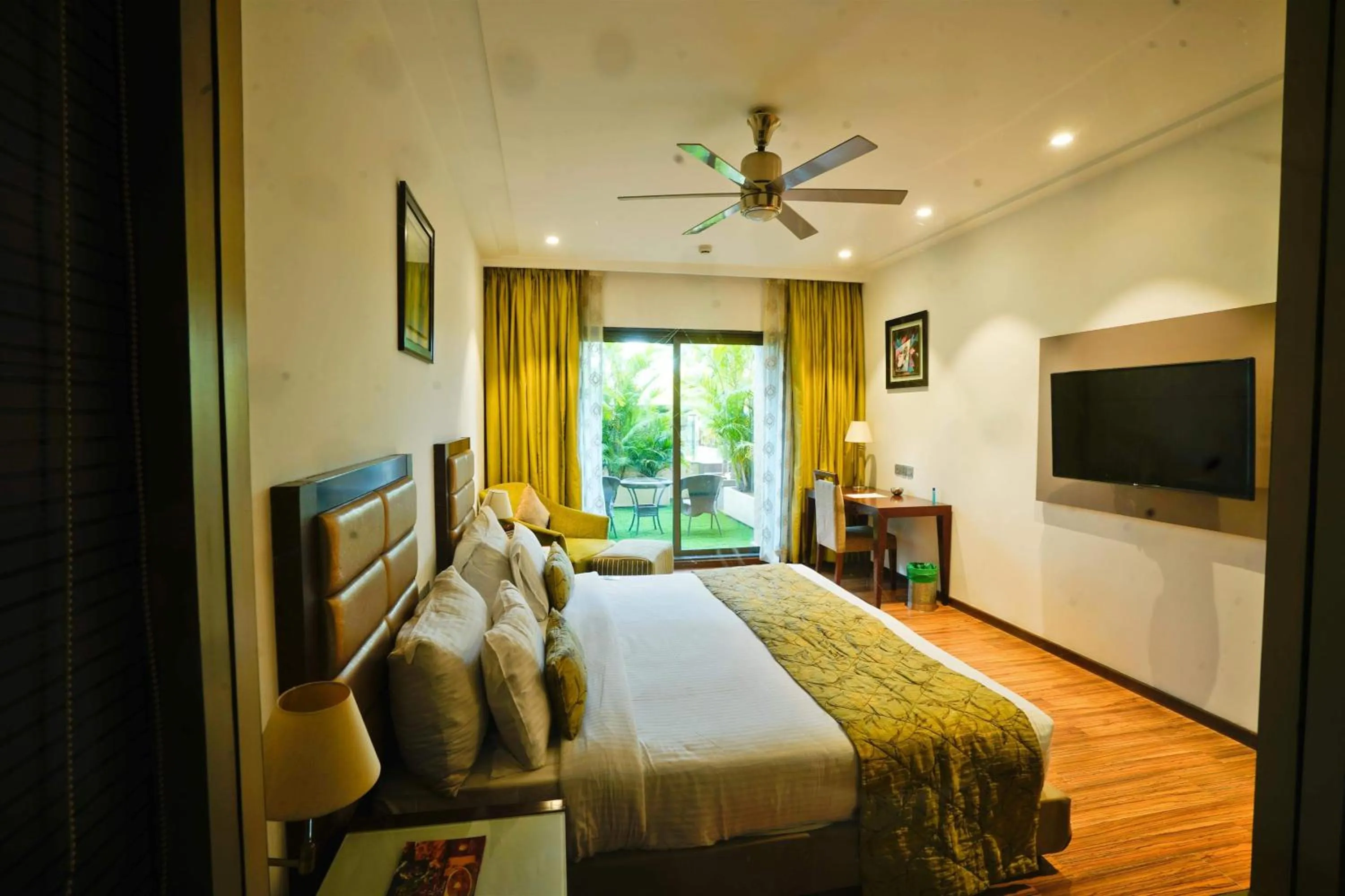 Photo of the whole room, Bed in The Corinthians Resort