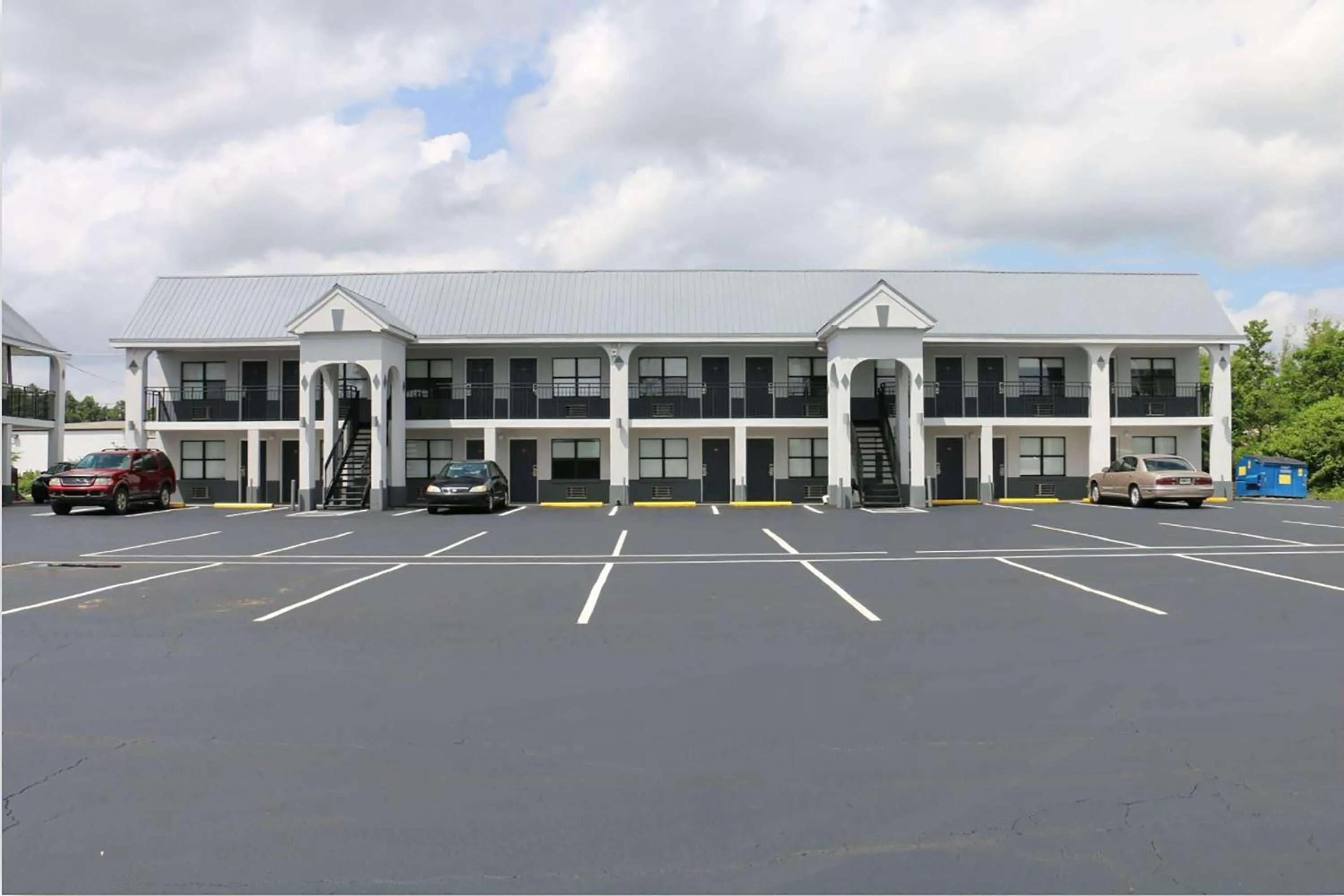 Property building in Travelodge by Wyndham Calhoun South I-75