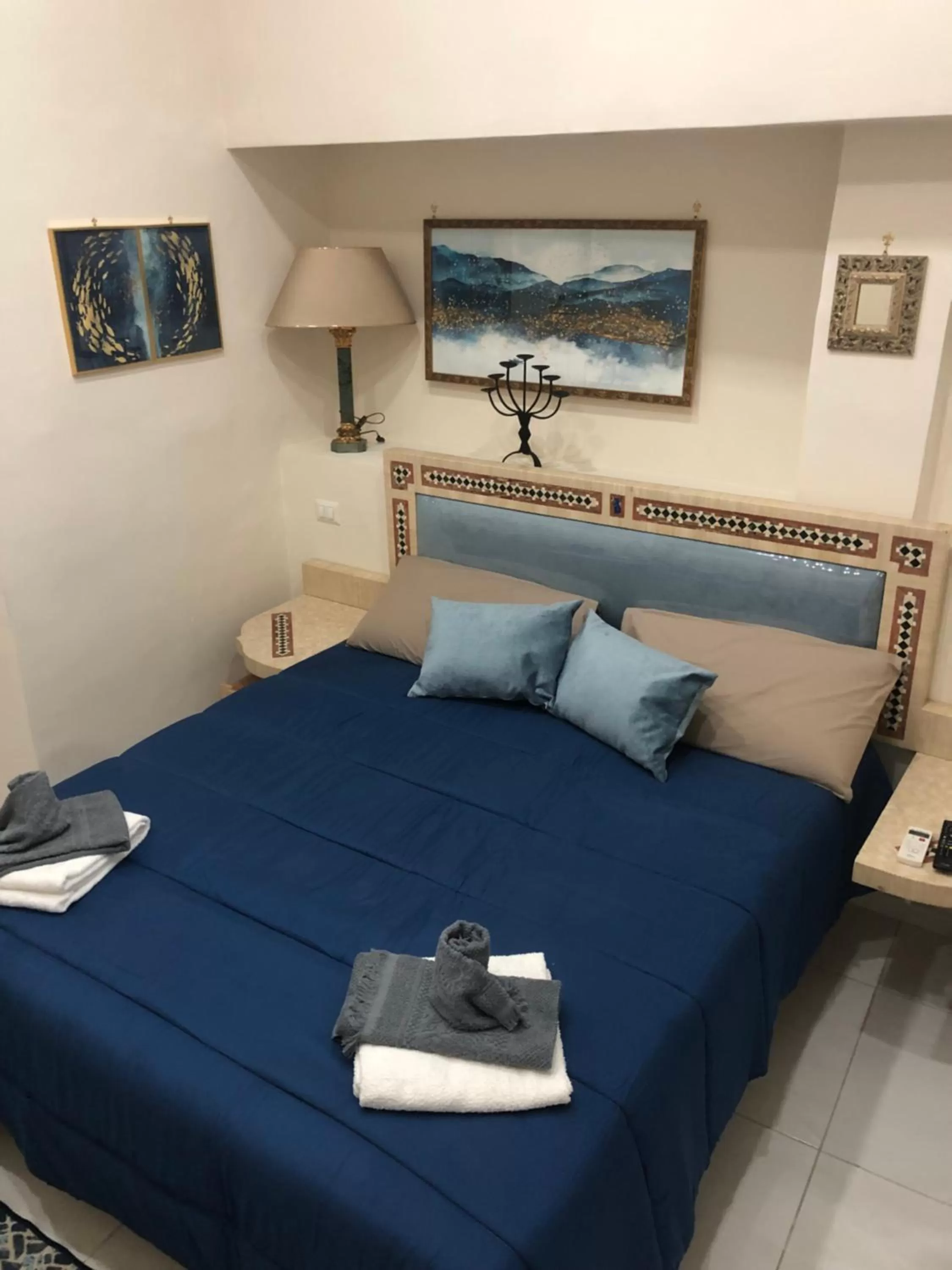 Bedroom, Bed in cavour 58