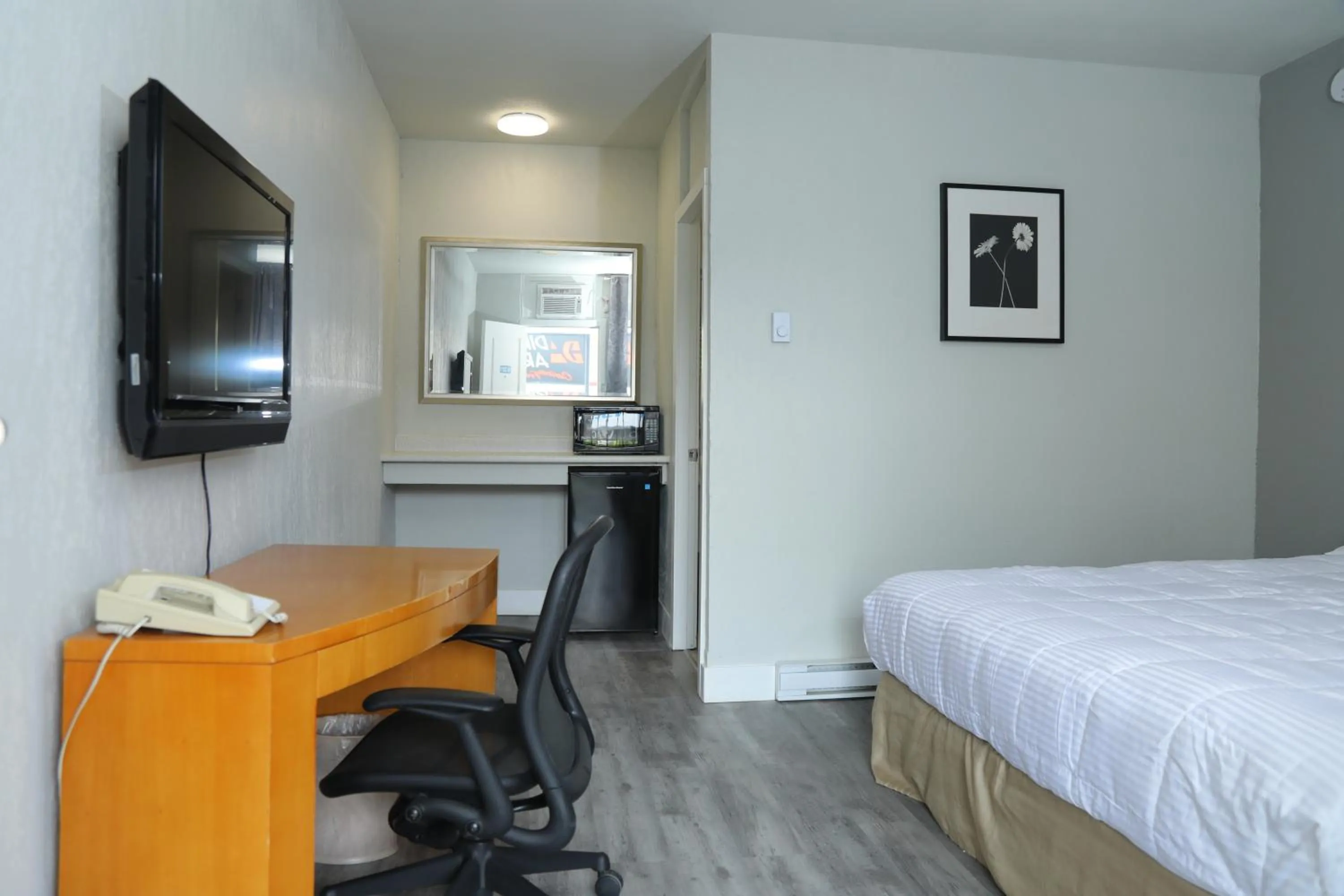 Bed, TV/Entertainment Center in Fraser Inn