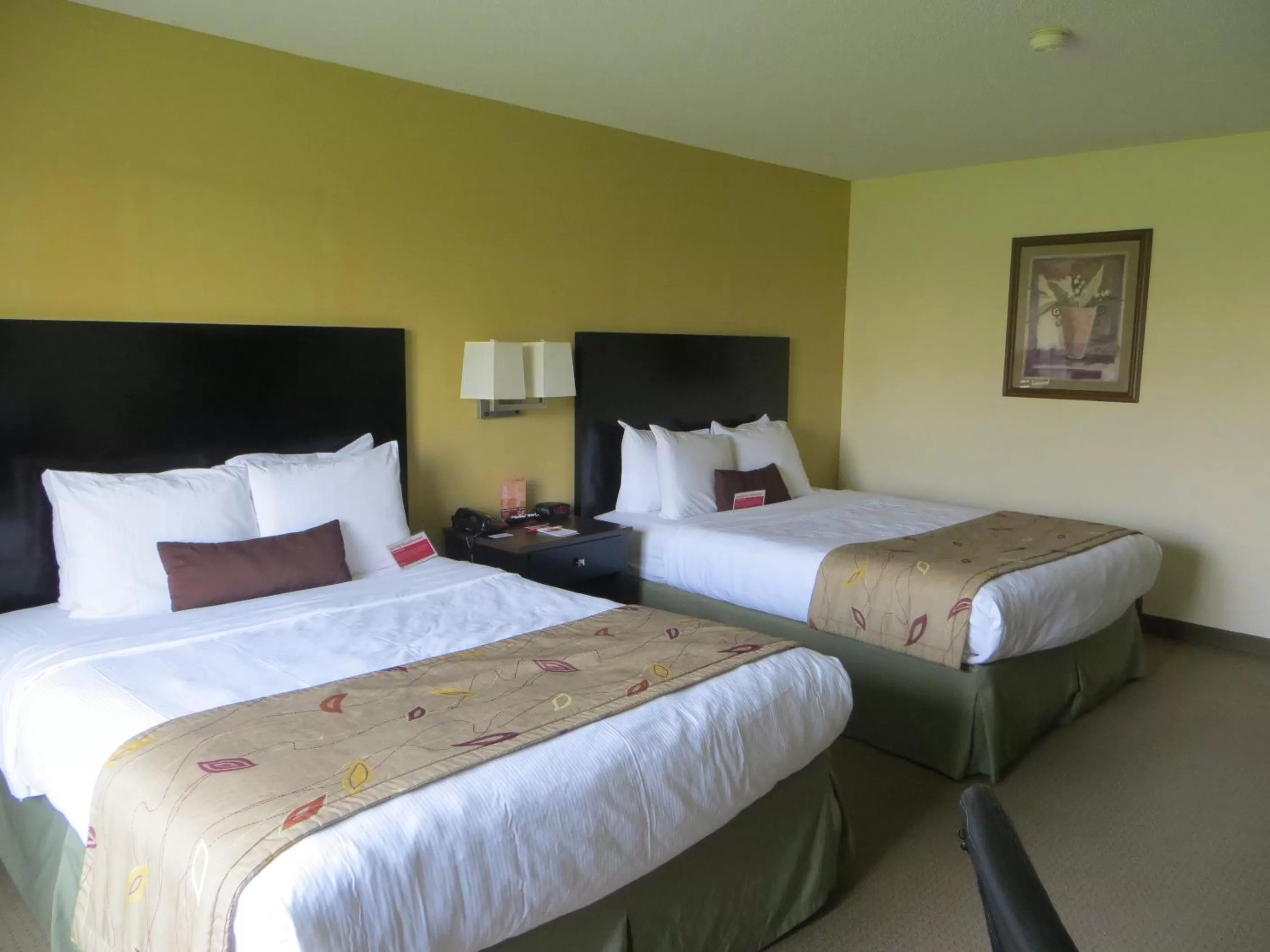 Bedroom, Bed in Ramada by Wyndham Wisconsin Dells I-90