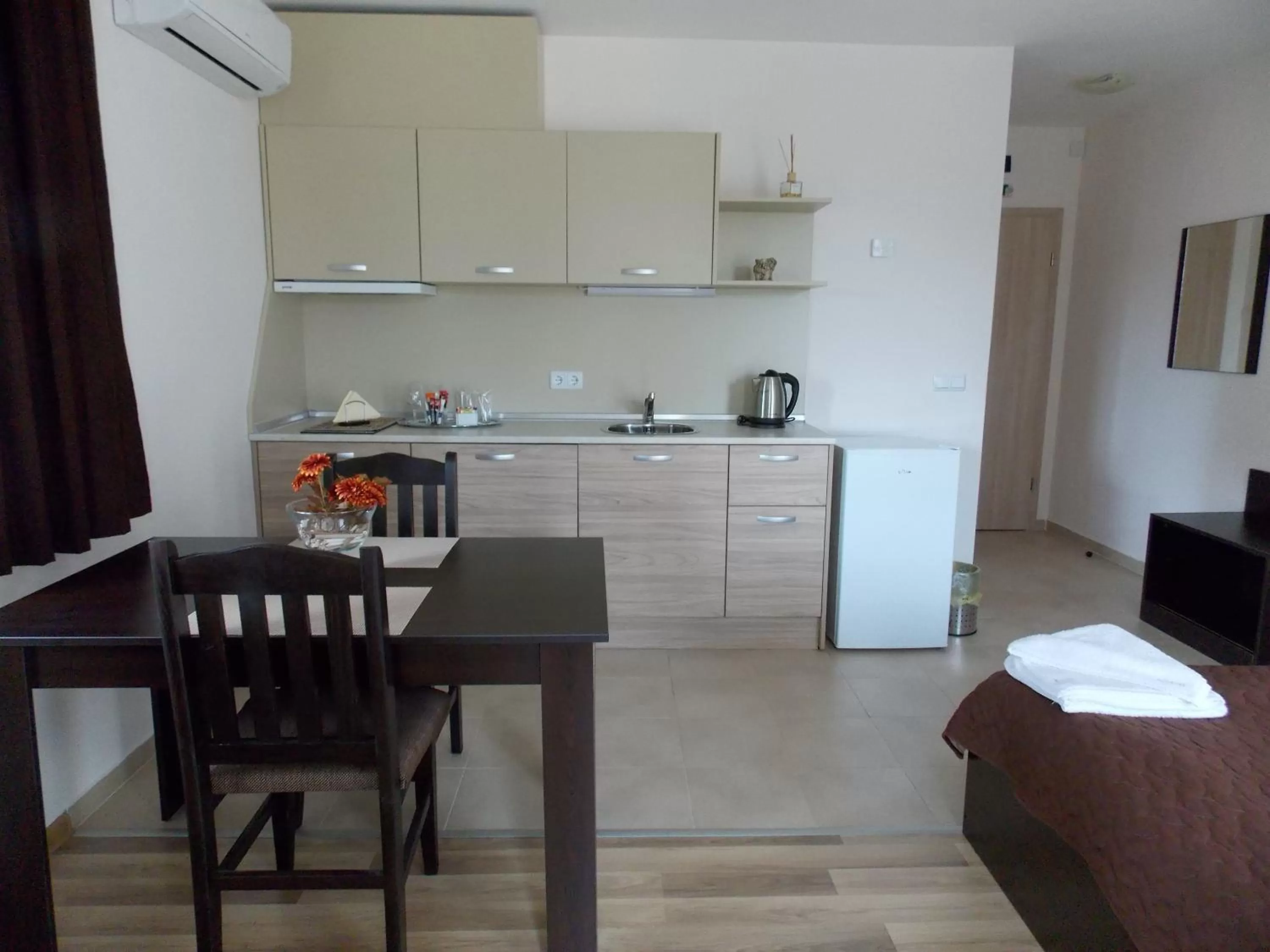 Seating area, Kitchen/Kitchenette in Apart Hotel Rosen