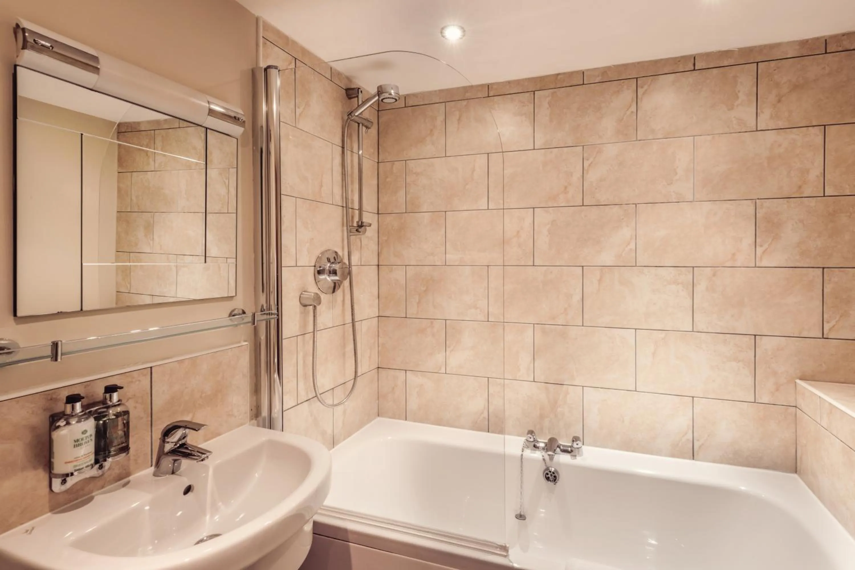 Shower in Tweedies Bar and Lodge