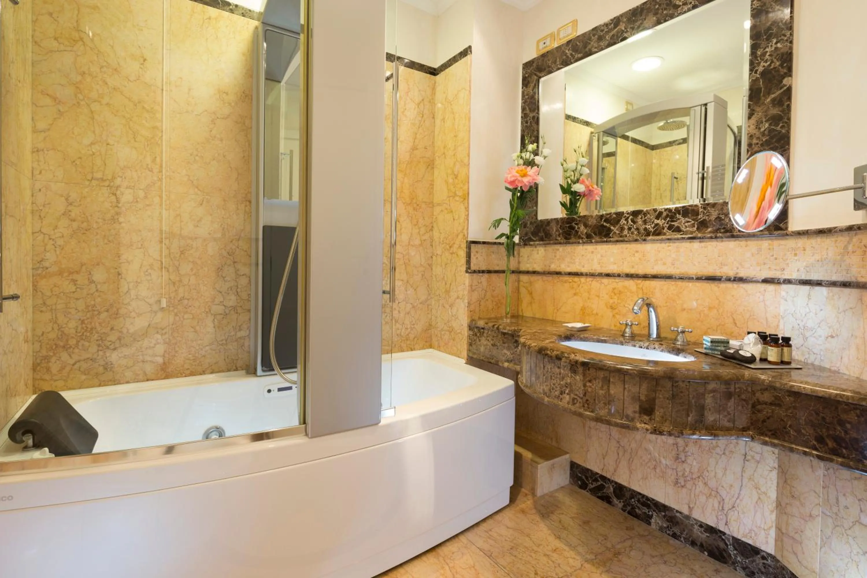 Bathroom in Hotel De Londres