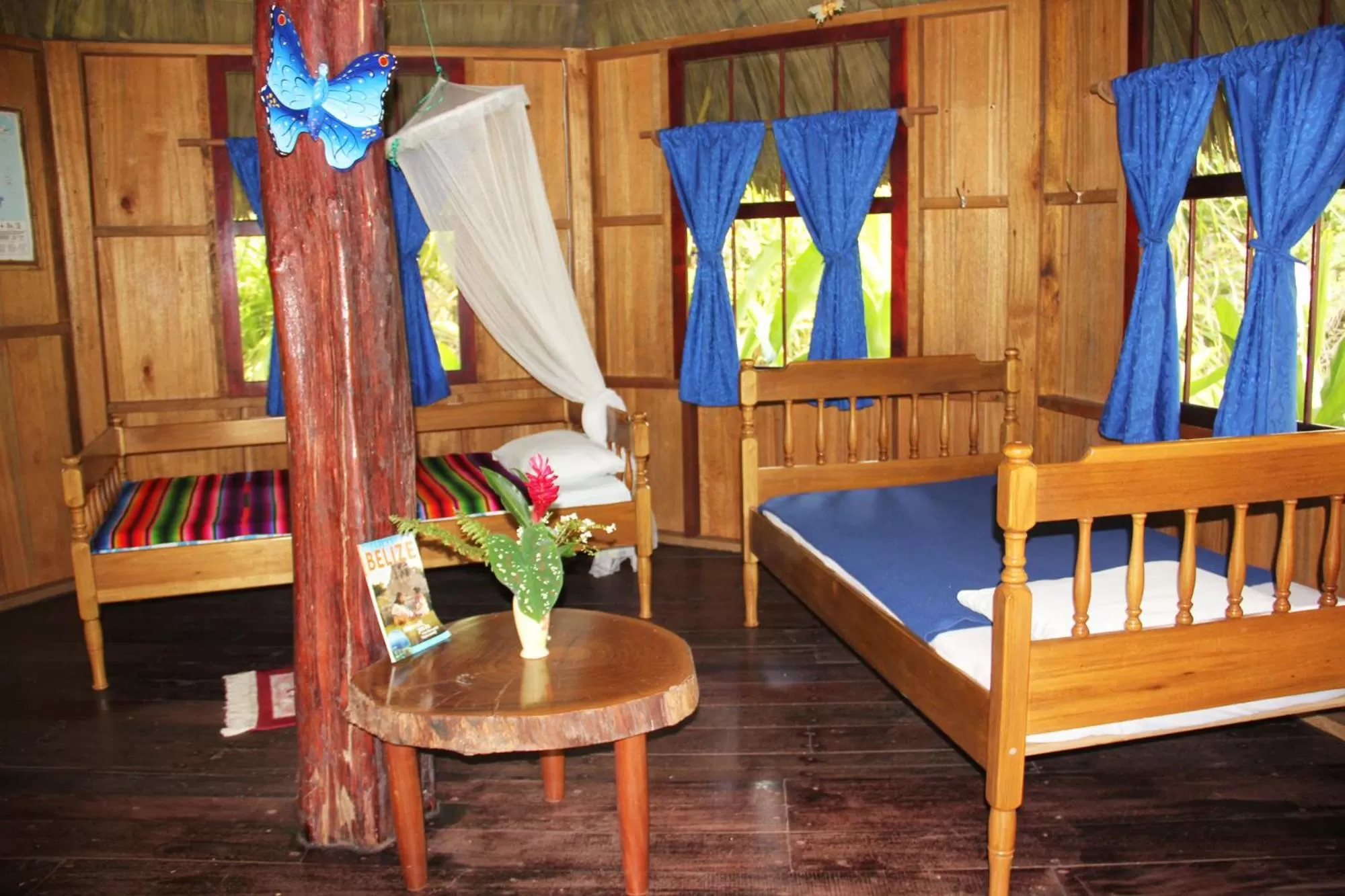 Bed, Seating Area in Sun Creek Lodge