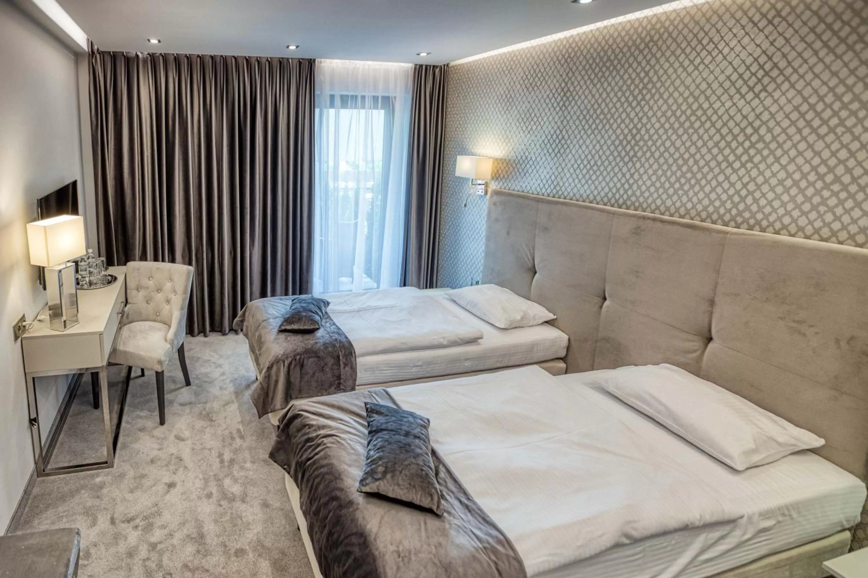 Shower, Bed in Hotel Biały Dom