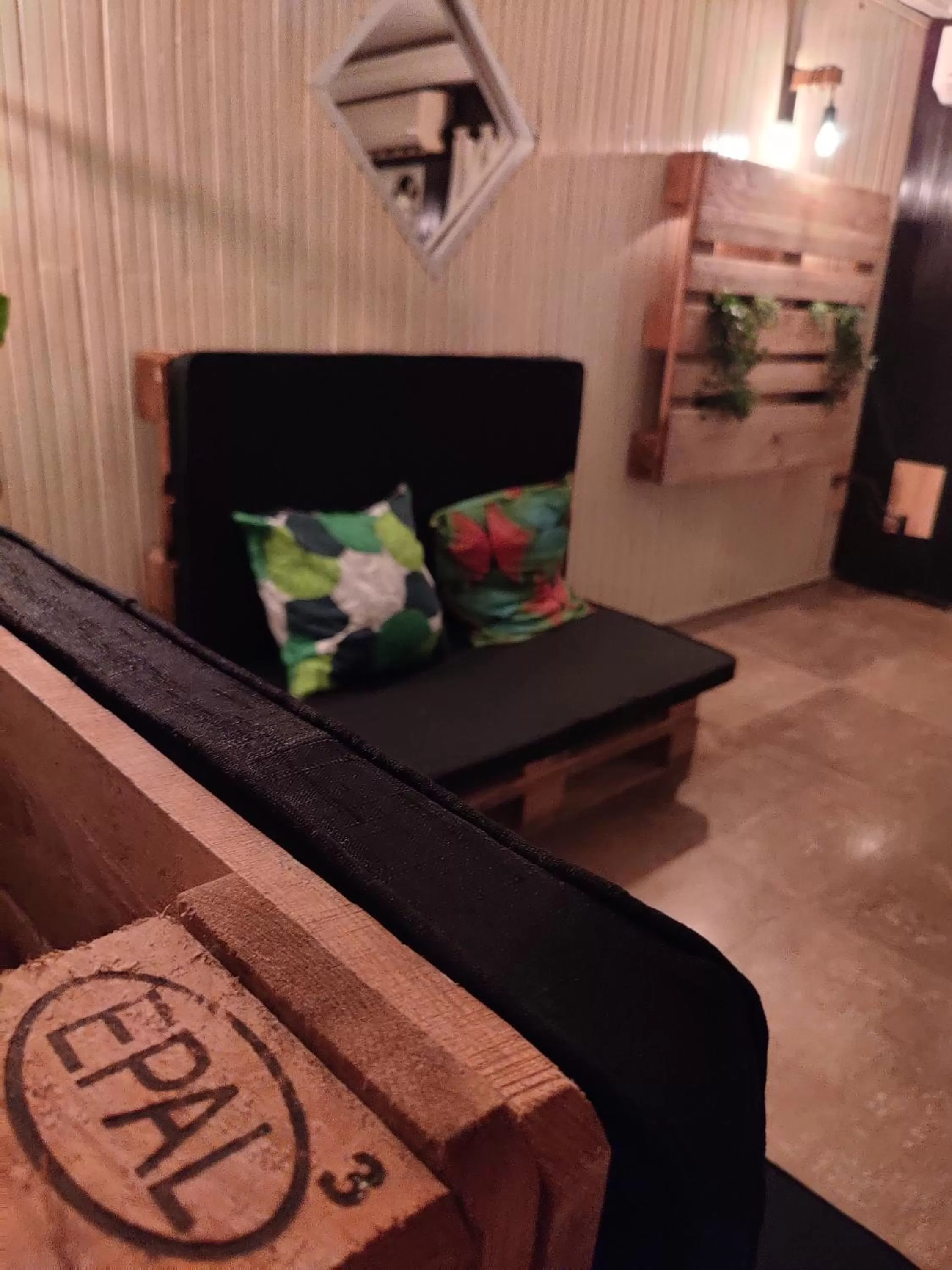 Communal lounge/ TV room, TV/Entertainment Center in La Maison de Kouadio