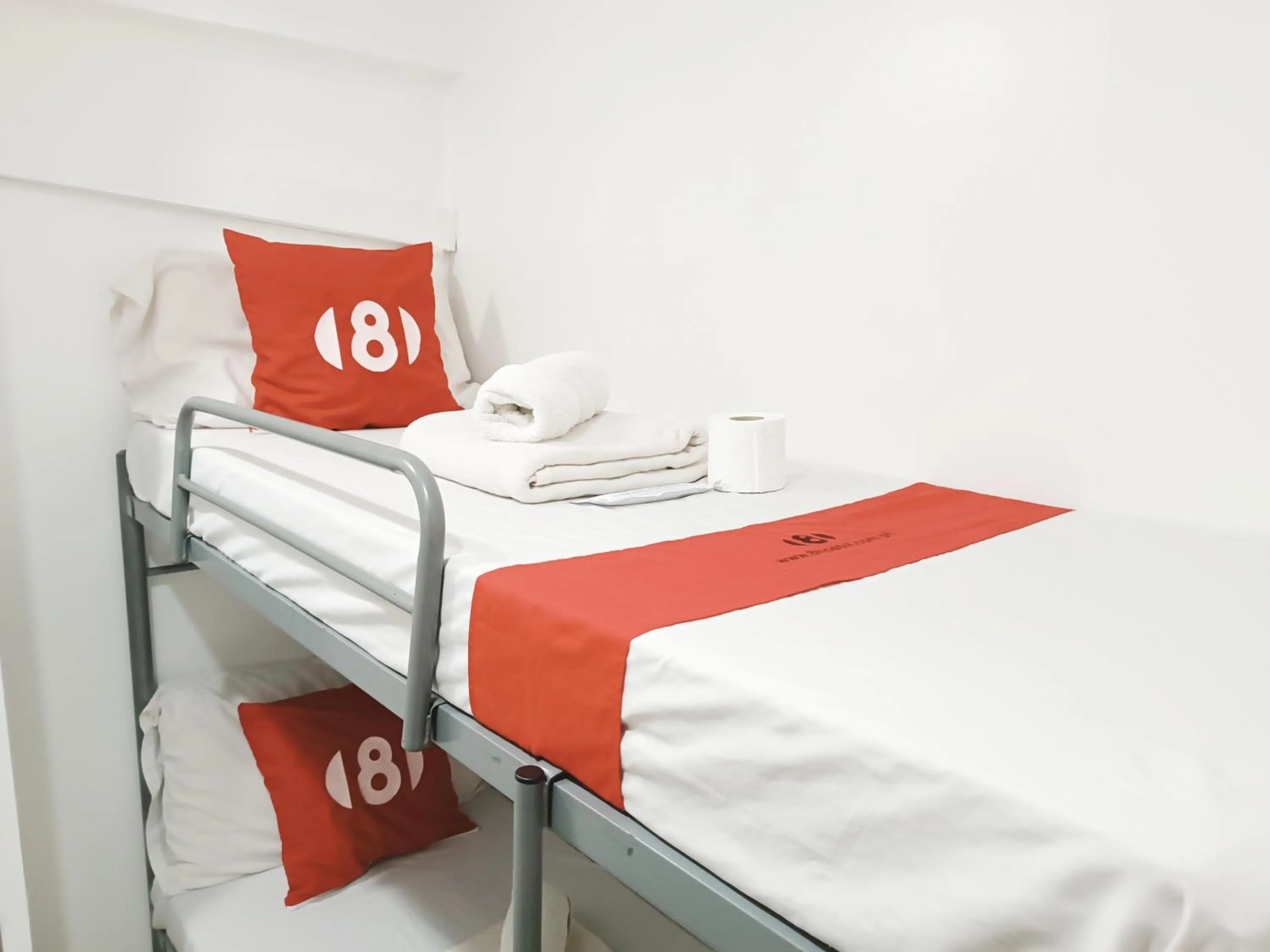 bunk bed, Bed in 8Hostel