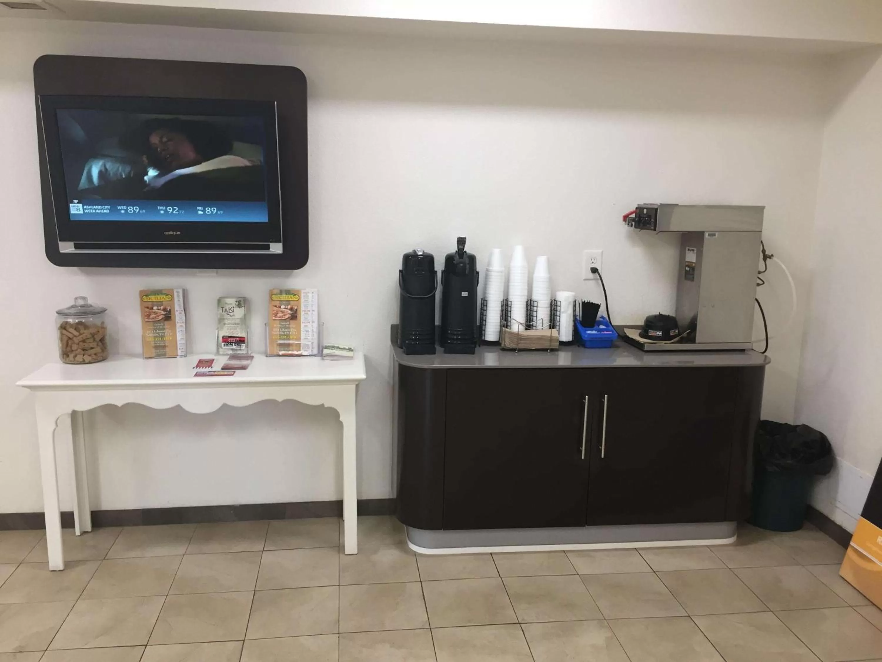 Communal lounge/ TV room in Motel 6-Nashville, TN - Airport