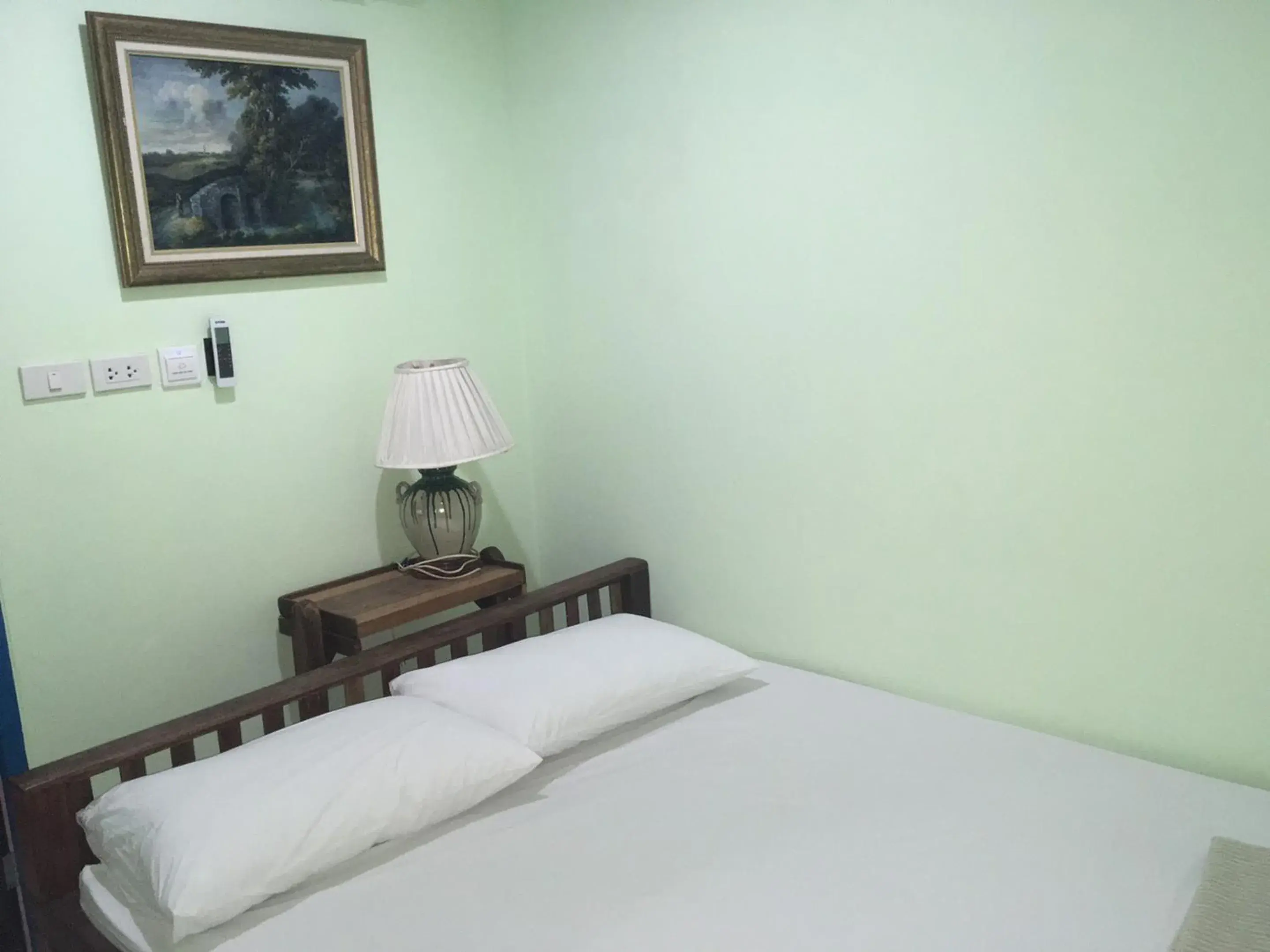 Small Double Room with Shared Bathroom in Zleep63 Small Double Room with Shared Bathroom in Zleep63