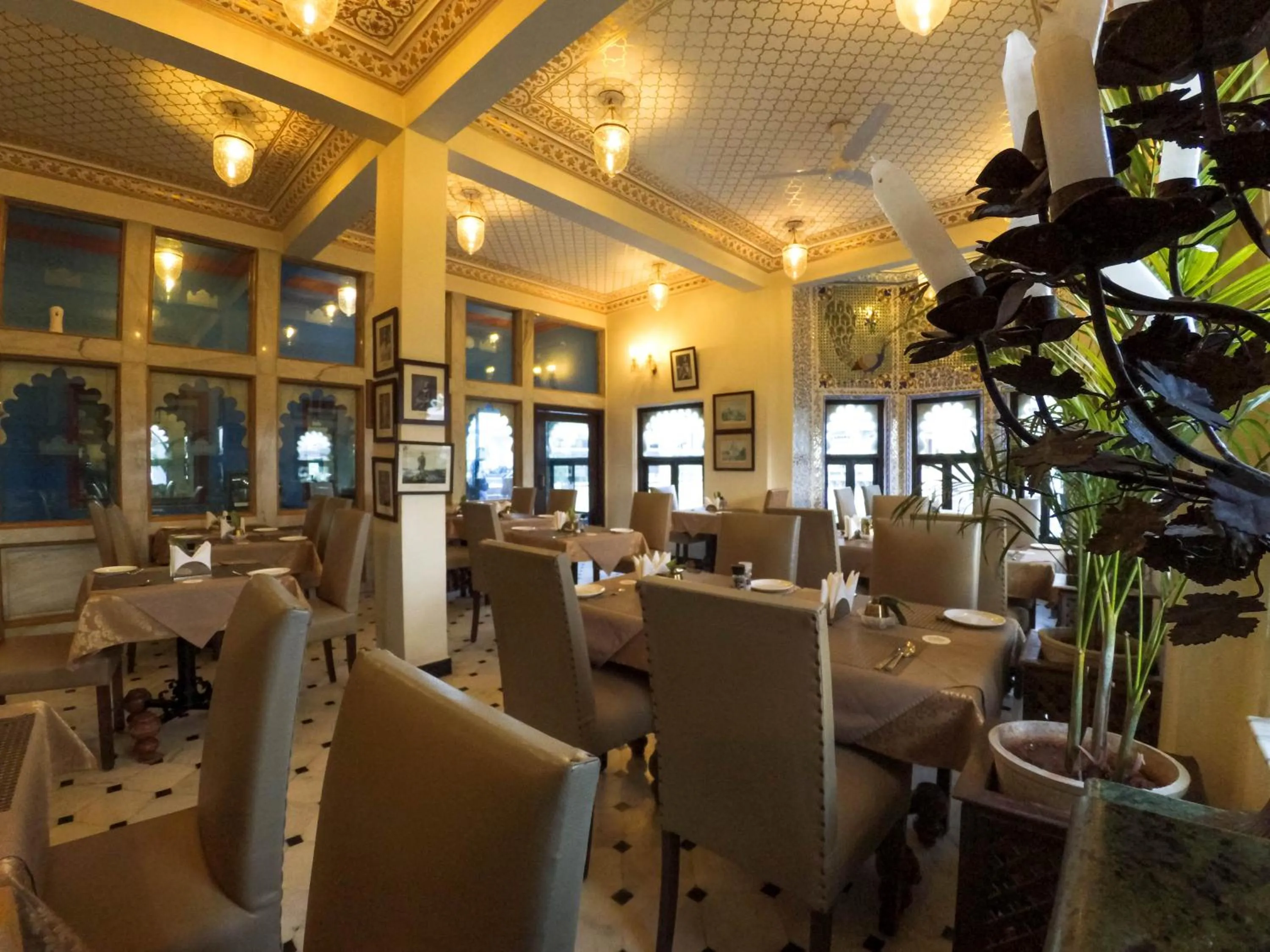 Restaurant/places to eat in Hotel Udai Kothi