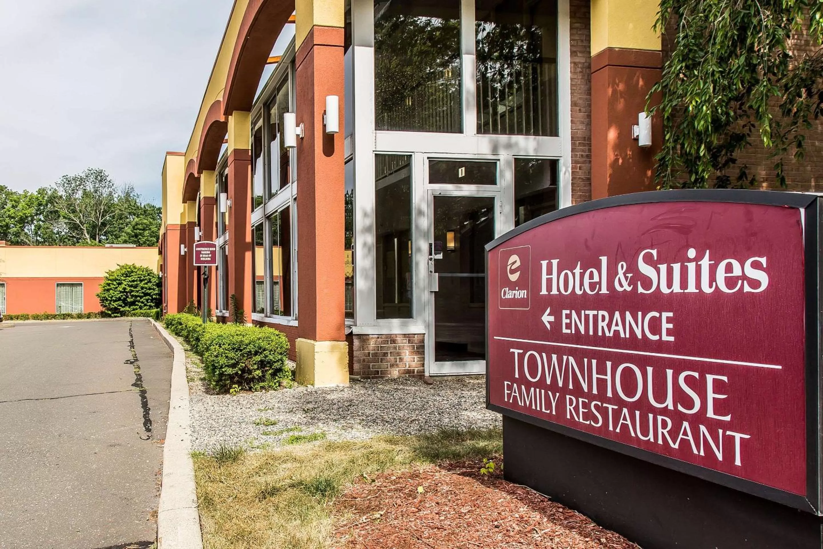 Property building in Clarion Hotel & Suites Hamden - New Haven