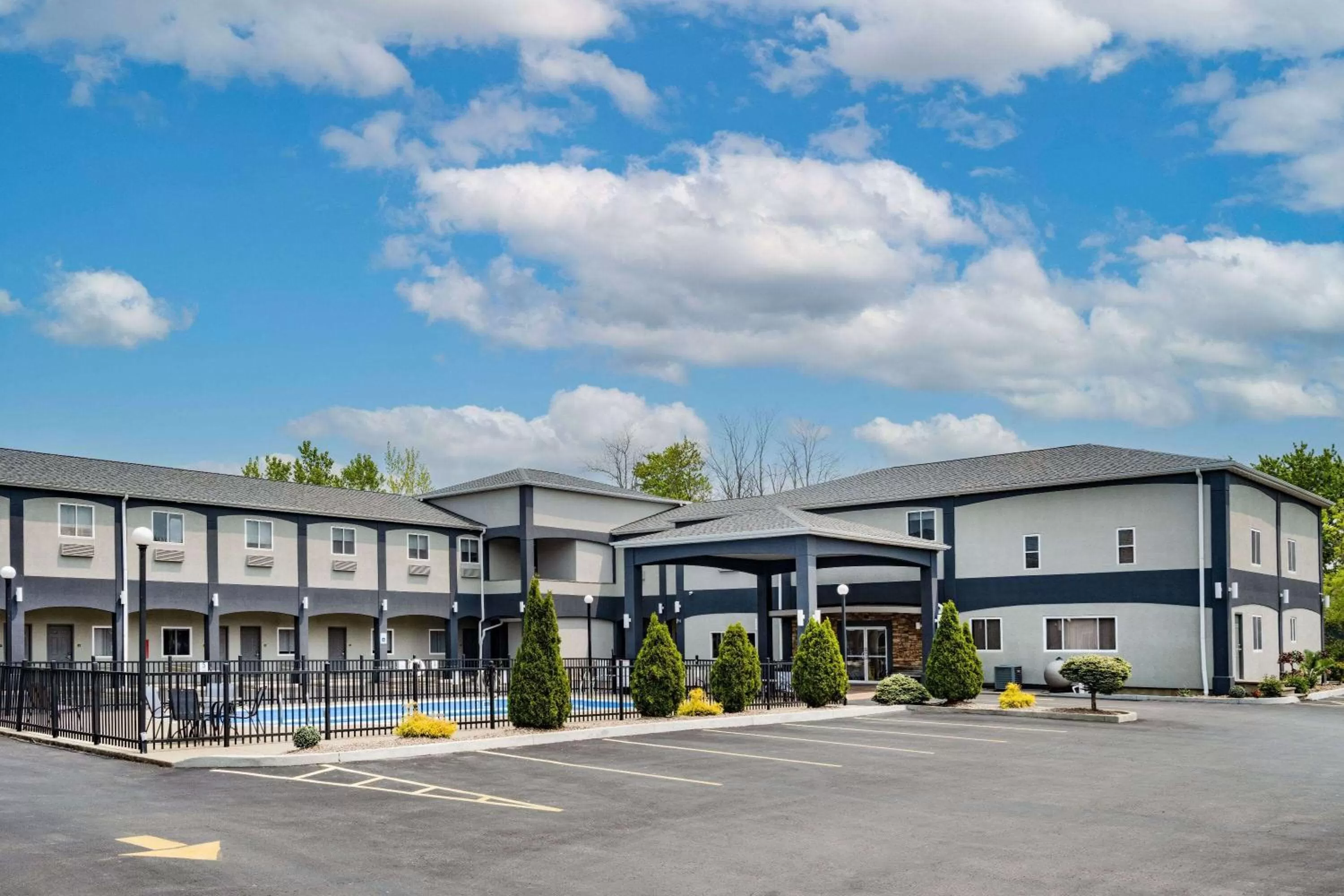 Property building in Days Inn & Suites by Wyndham Niagara Falls/Buffalo