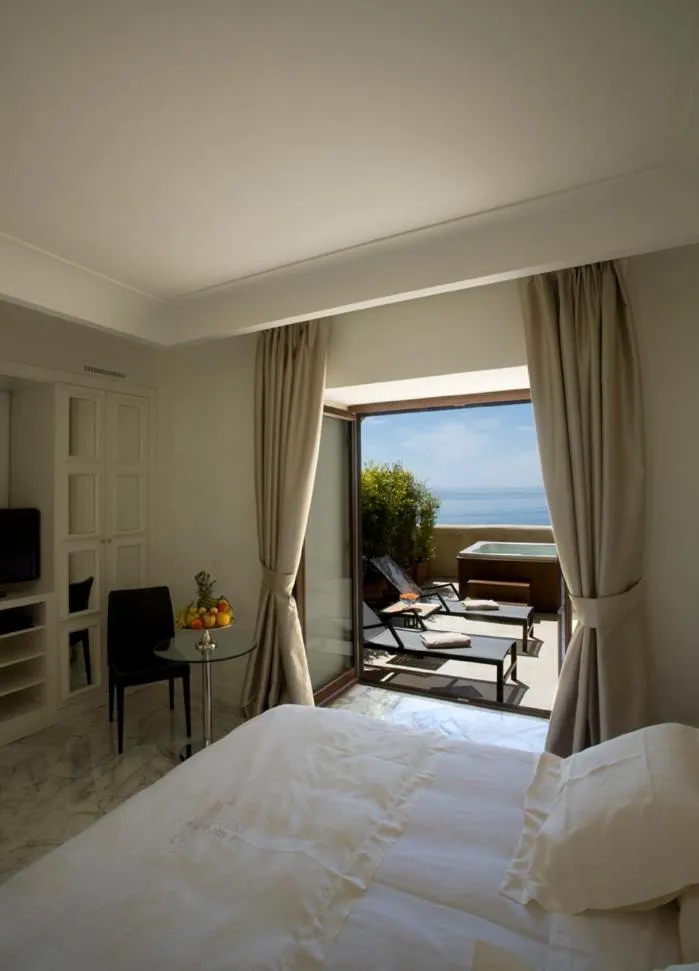 Bed in Hotel Metropole Taormina