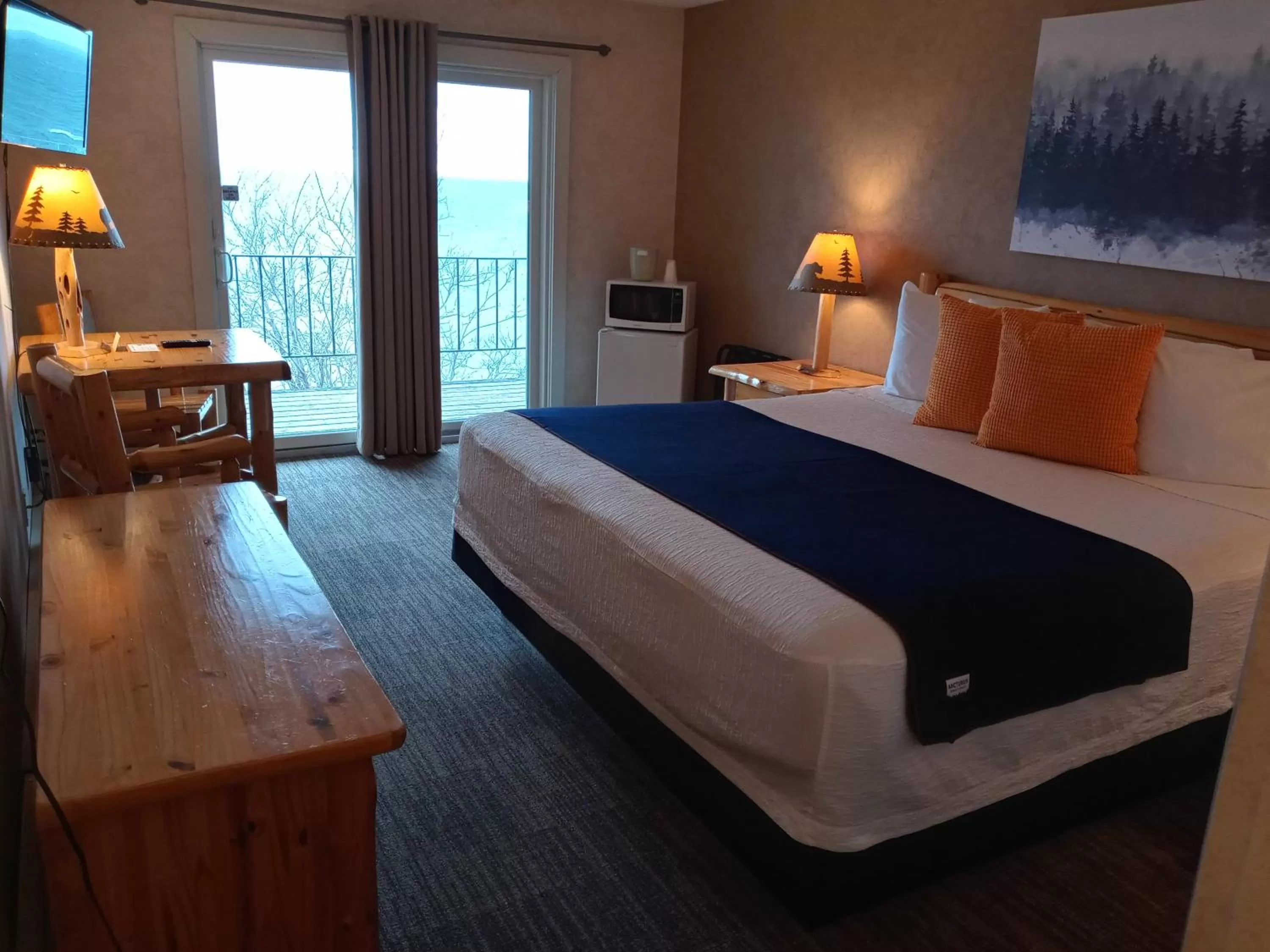 Bedroom, Bed in Cliff Dweller on Lake Superior