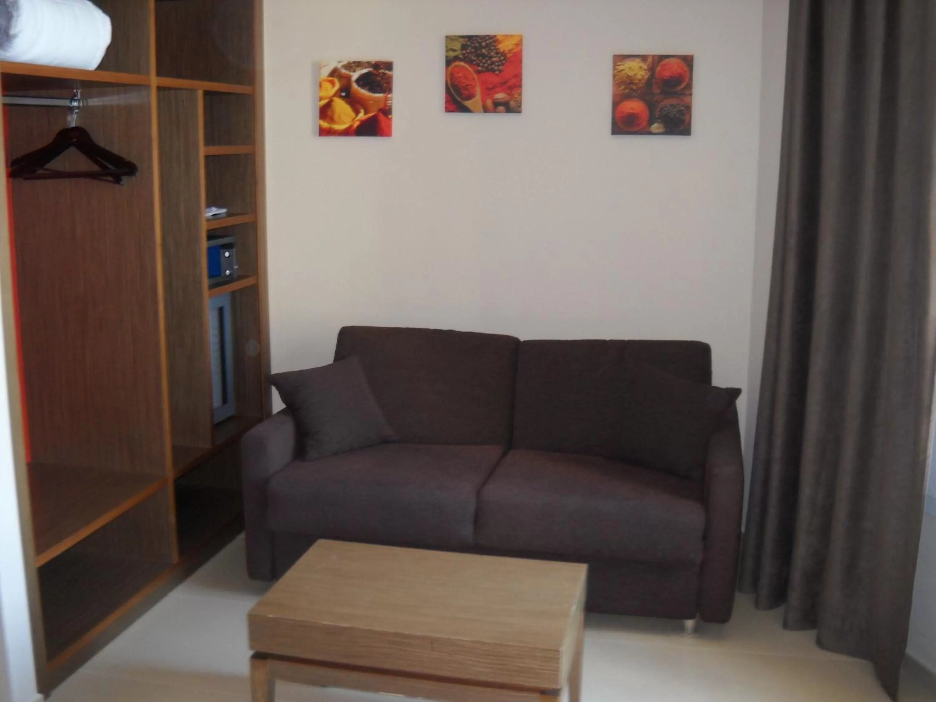 Seating area in Hotel Tiber