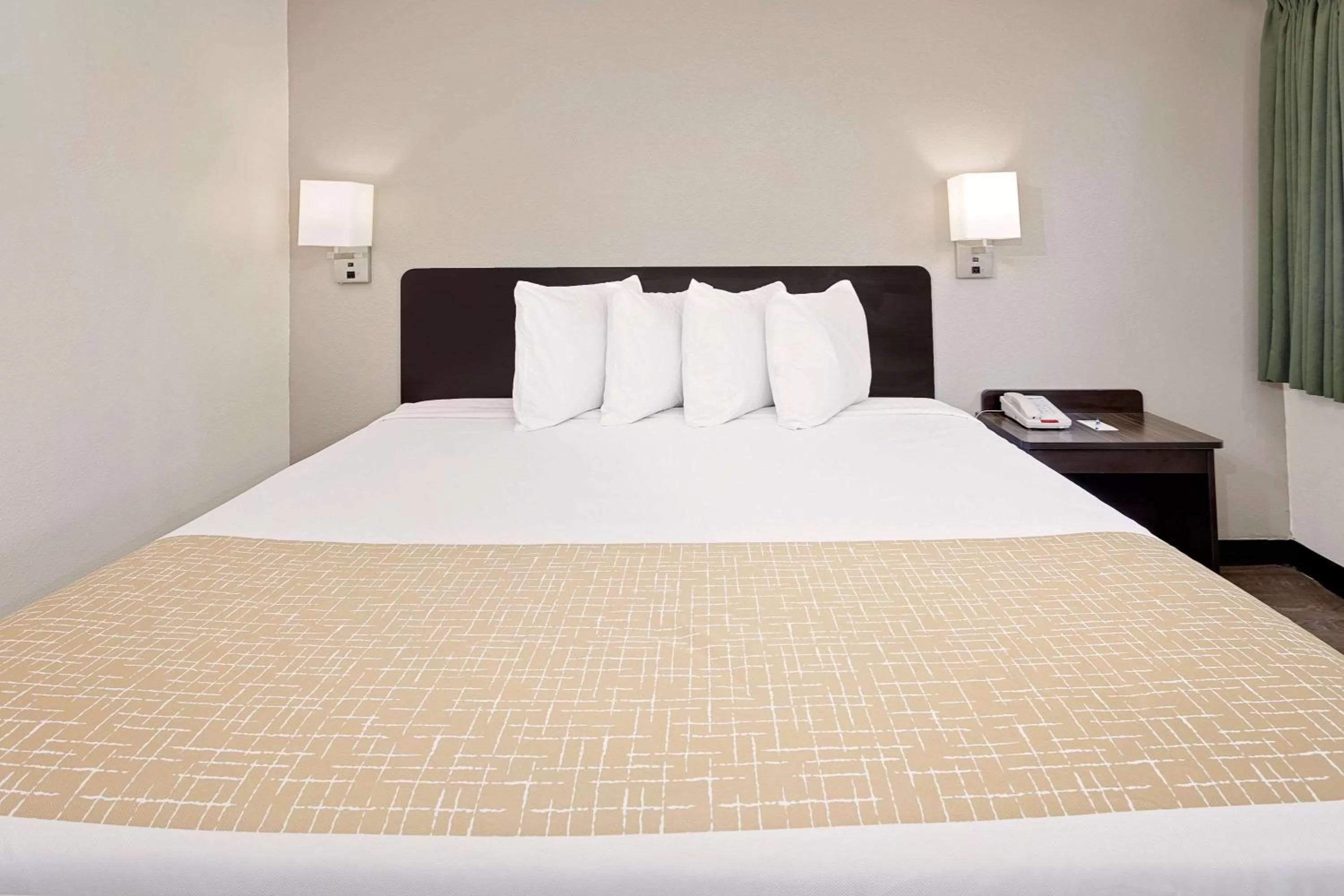 Photo of the whole room, Bed in Travelodge by Wyndham College Park