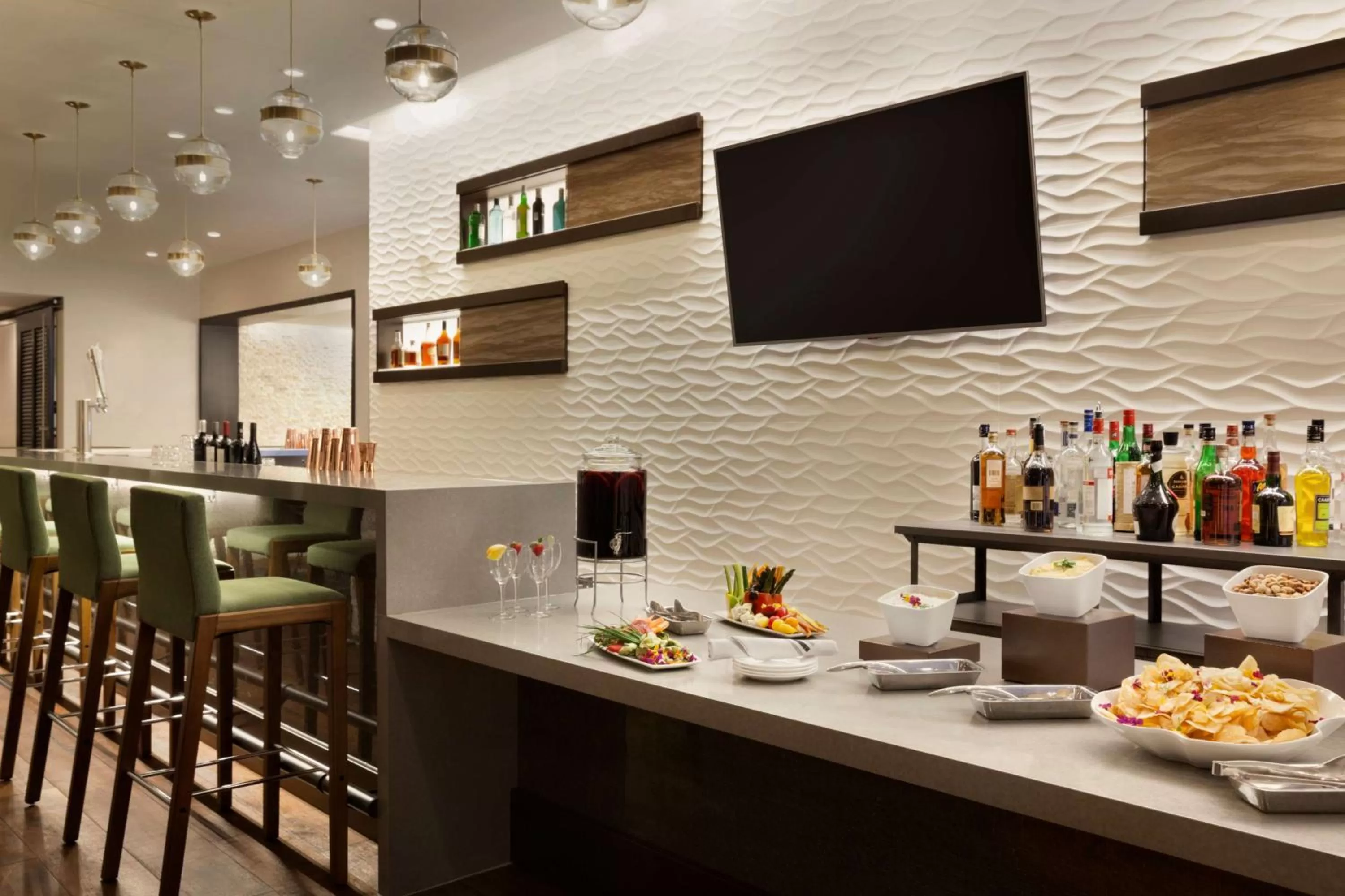 Lounge or bar in Embassy Suites By Hilton Boulder