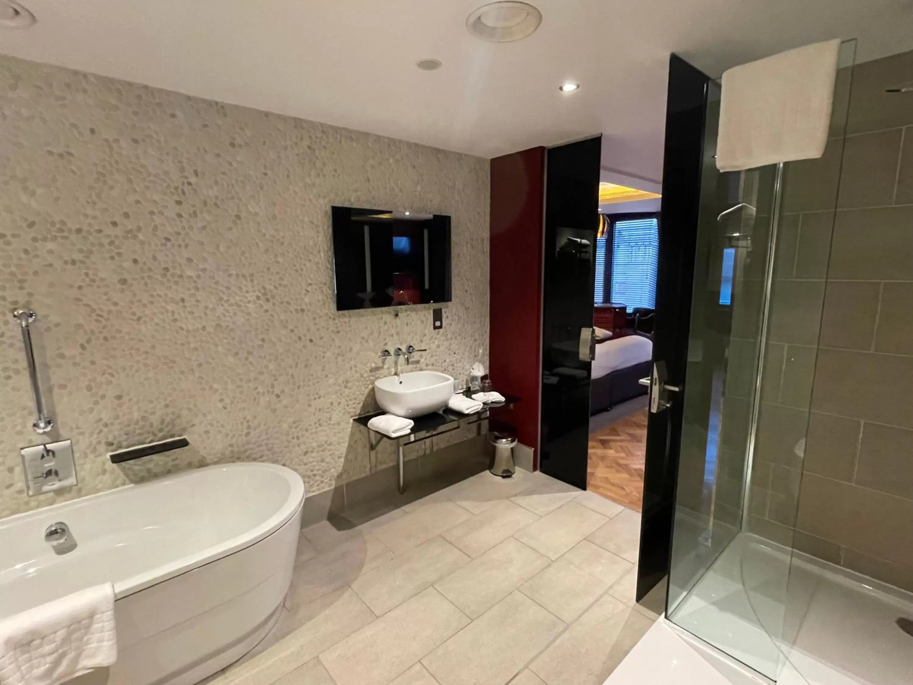 Bathroom, Bed in Le Monde Hotel