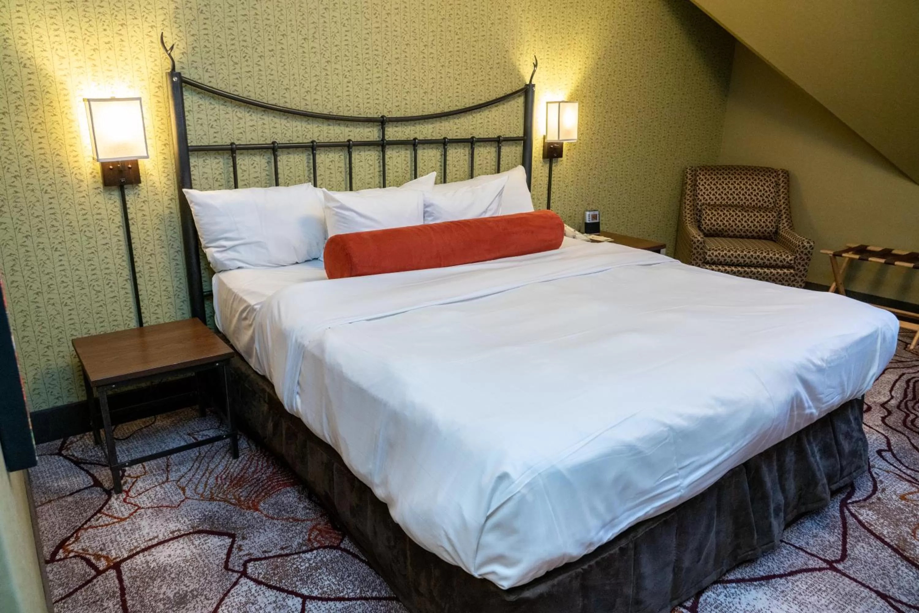 Bed in Banff Caribou Lodge and Spa