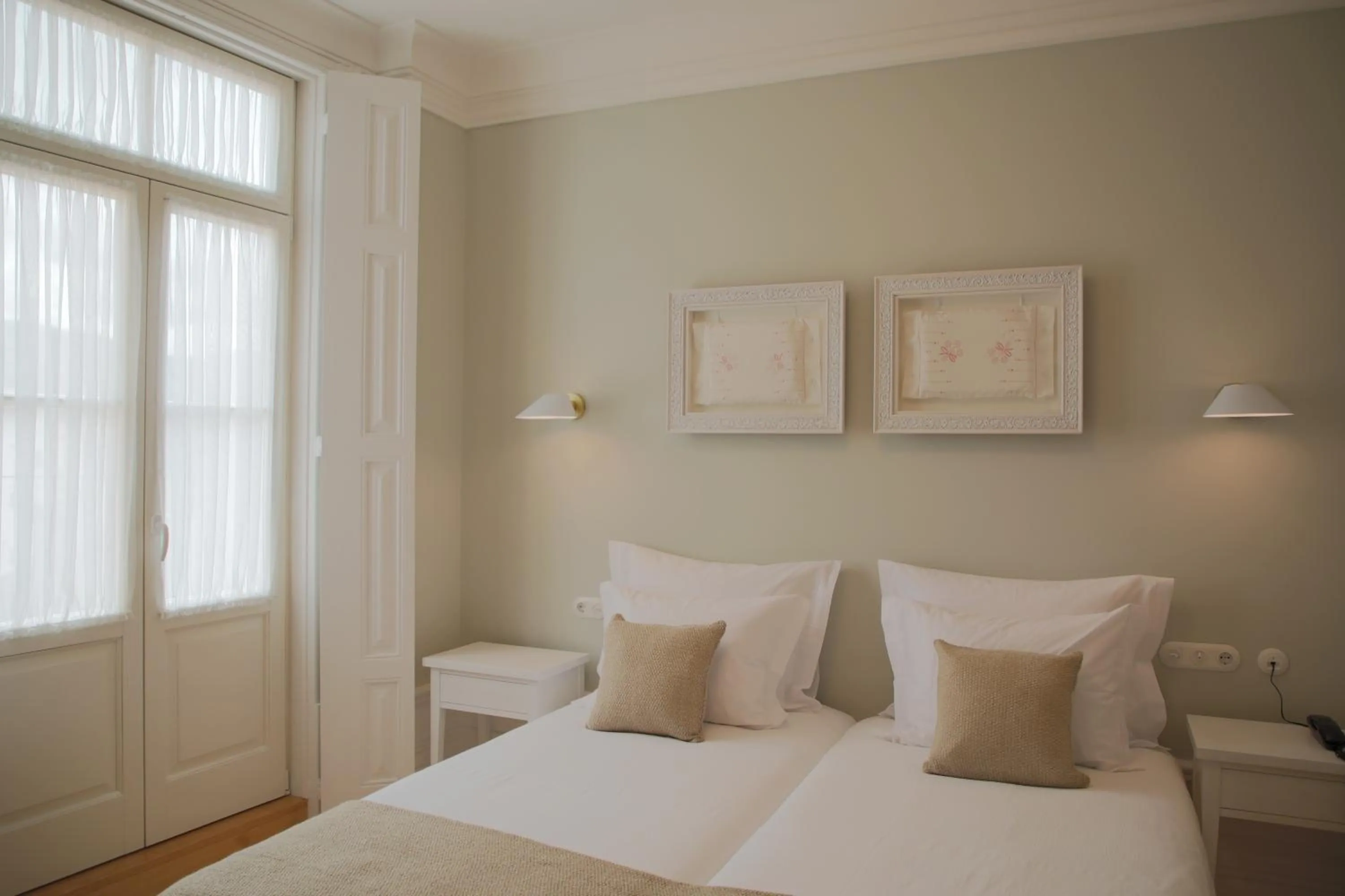Toilet, Bed in Original Douro Hotel