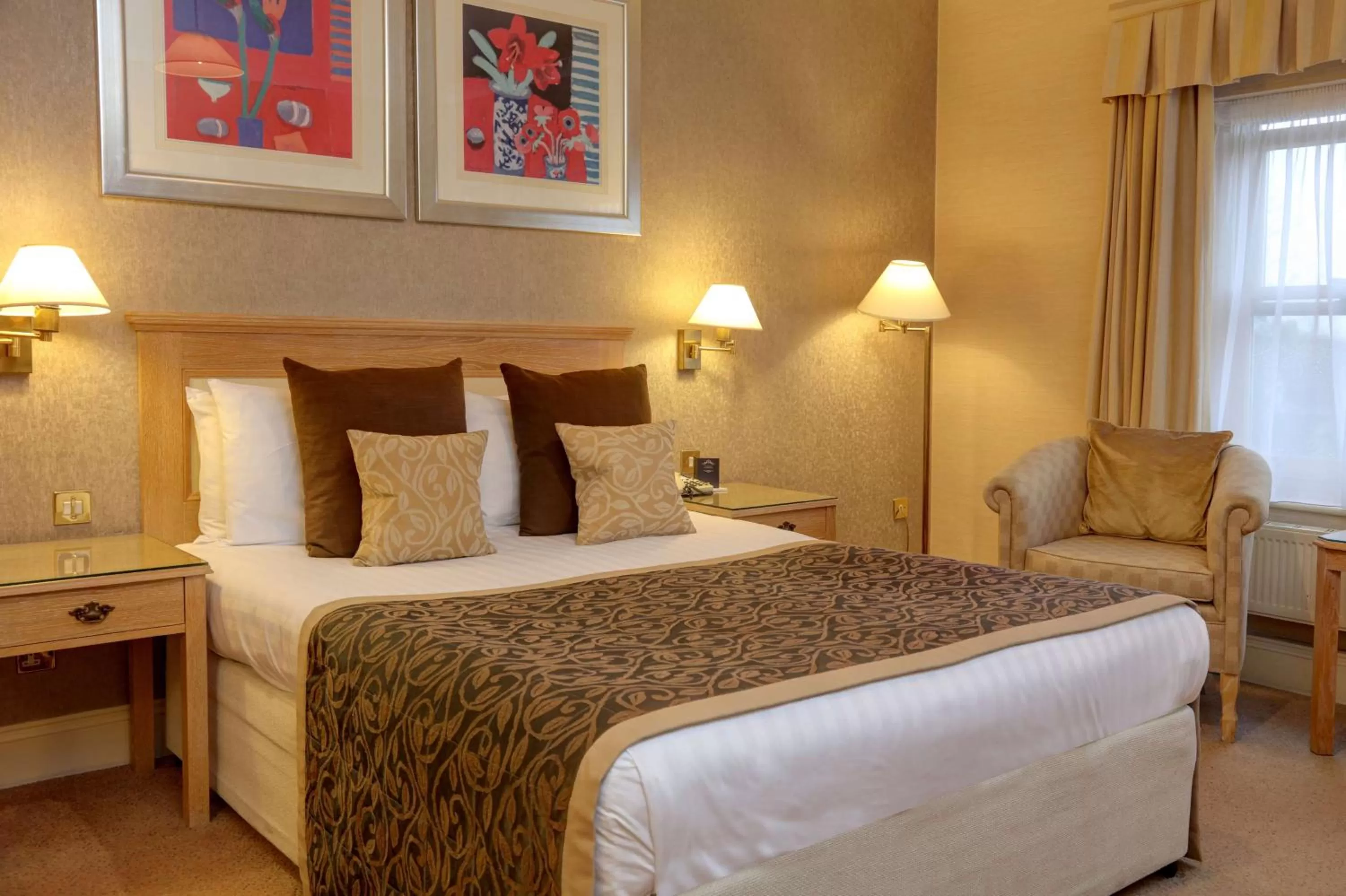 Photo of the whole room in Norfolk Royale Hotel