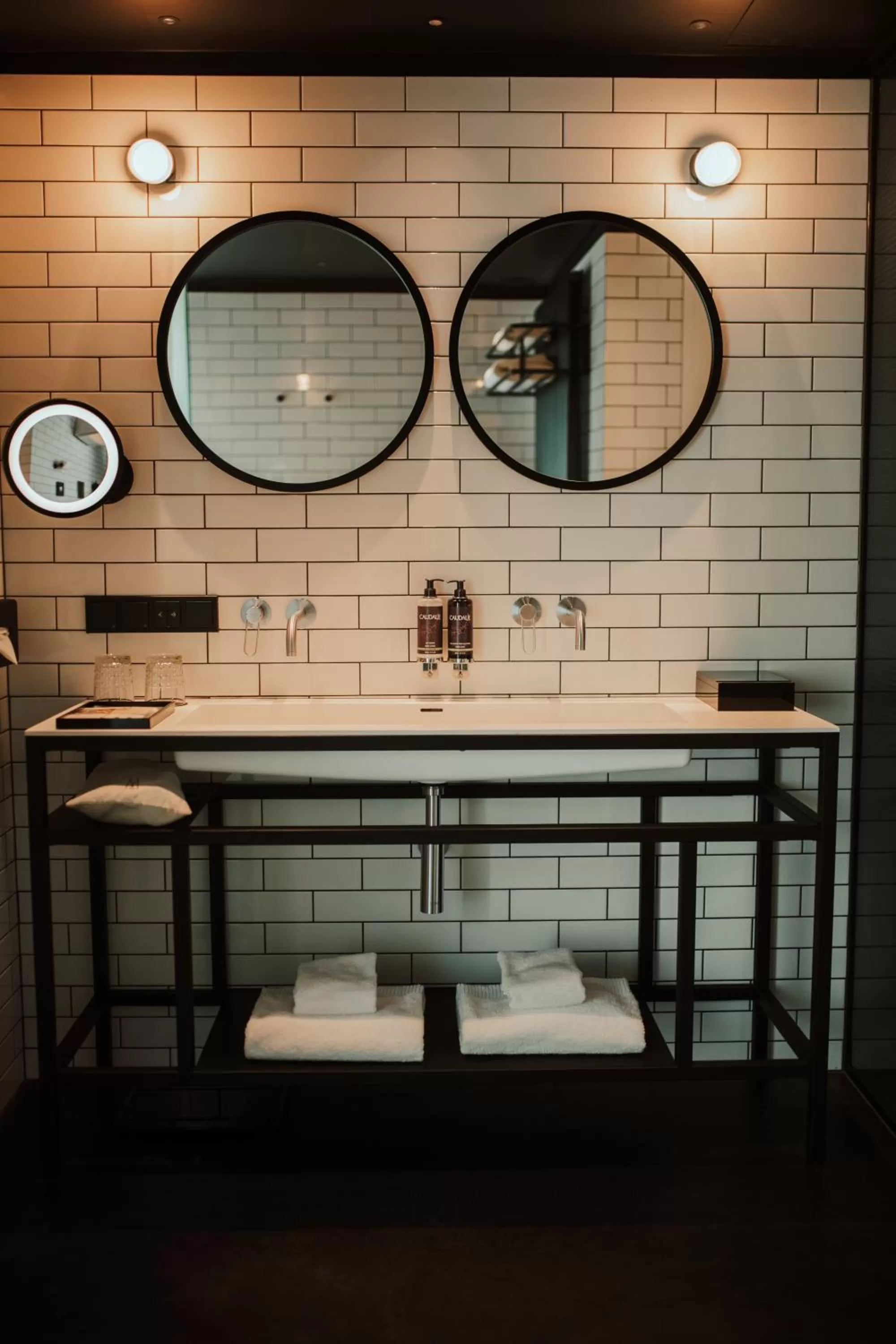 Shower in The Bridge Wroclaw - MGallery