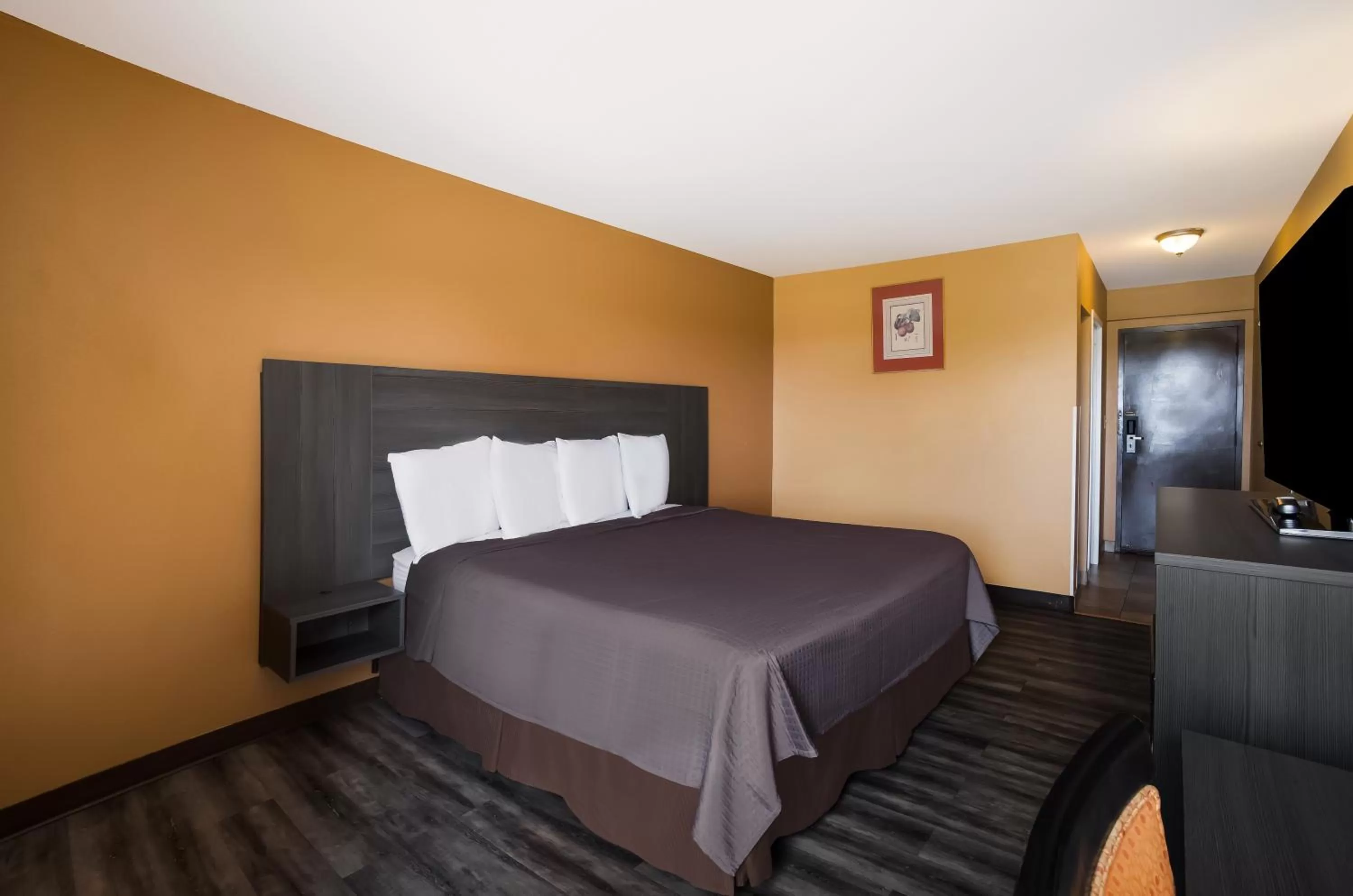 Bed in Scottish Inn & Suites-Allentown