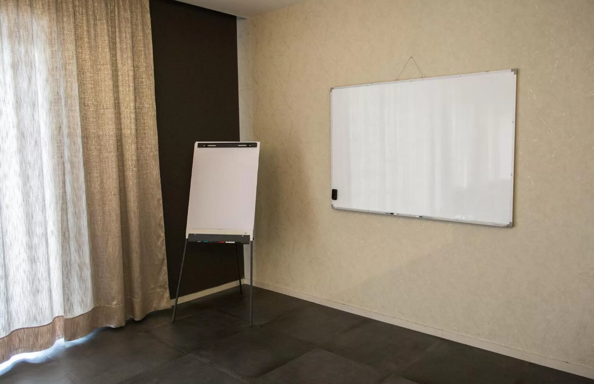 Meeting/conference room, TV/Entertainment Center in Hotel Ideo Lux