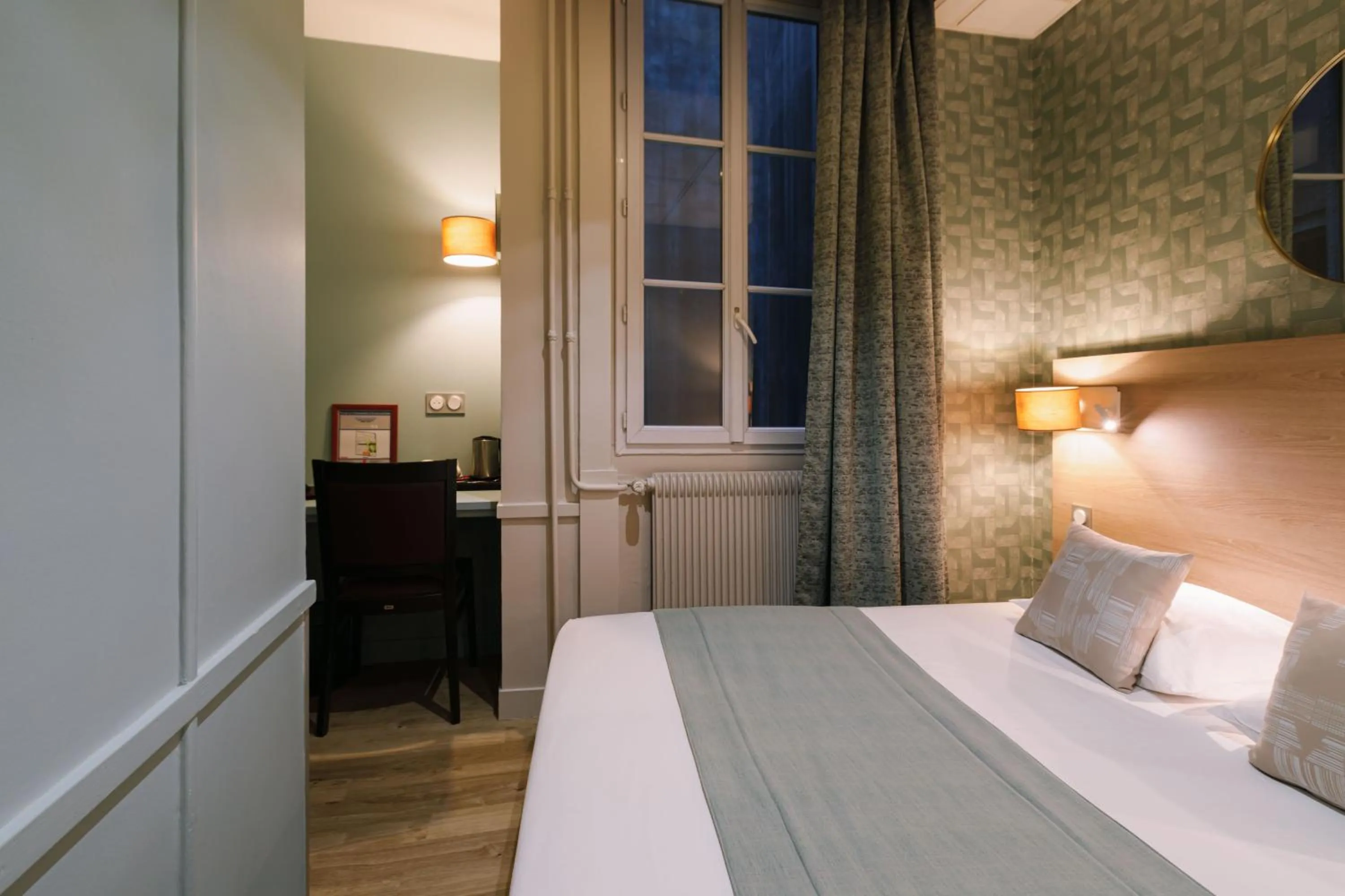 Bed in Hôtel du Dauphin