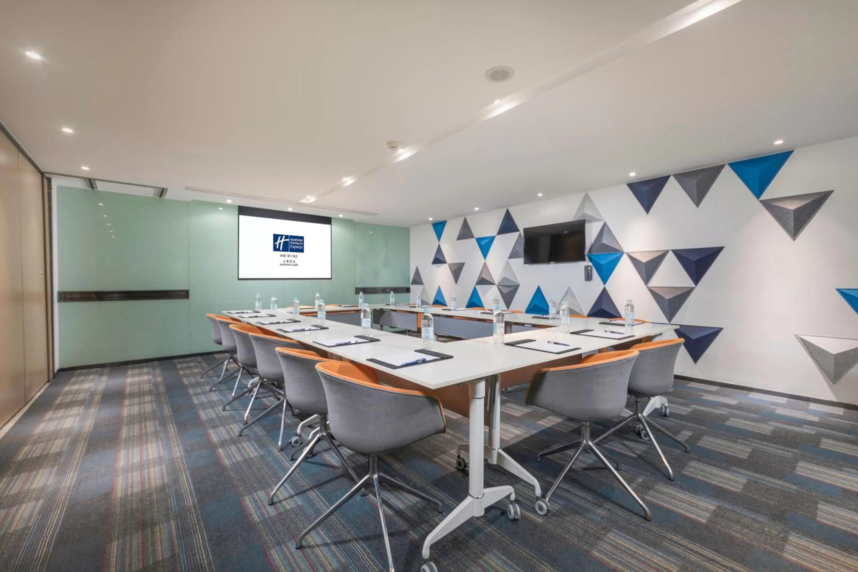 Meeting/conference room in Holiday Inn Express Shanghai Gubei by IHG