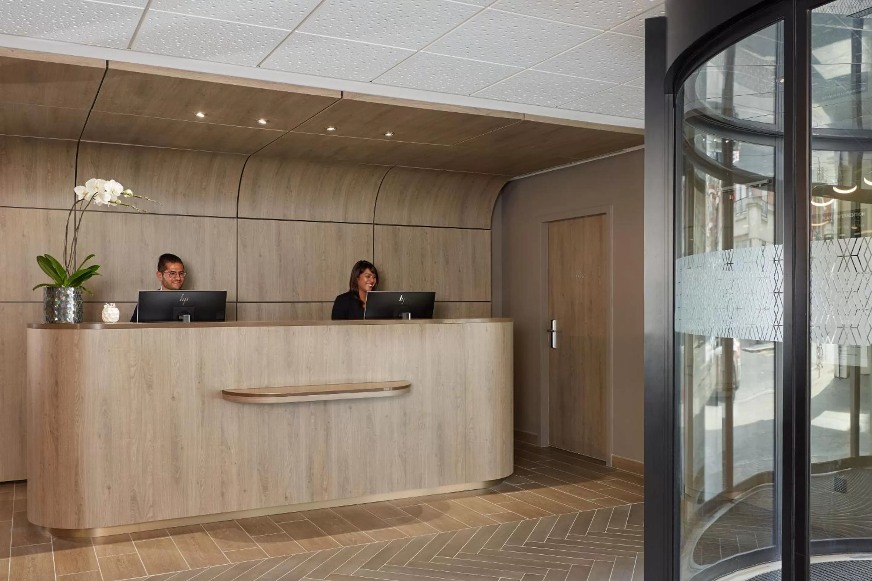 Staff in Auteuil Tour Eiffel