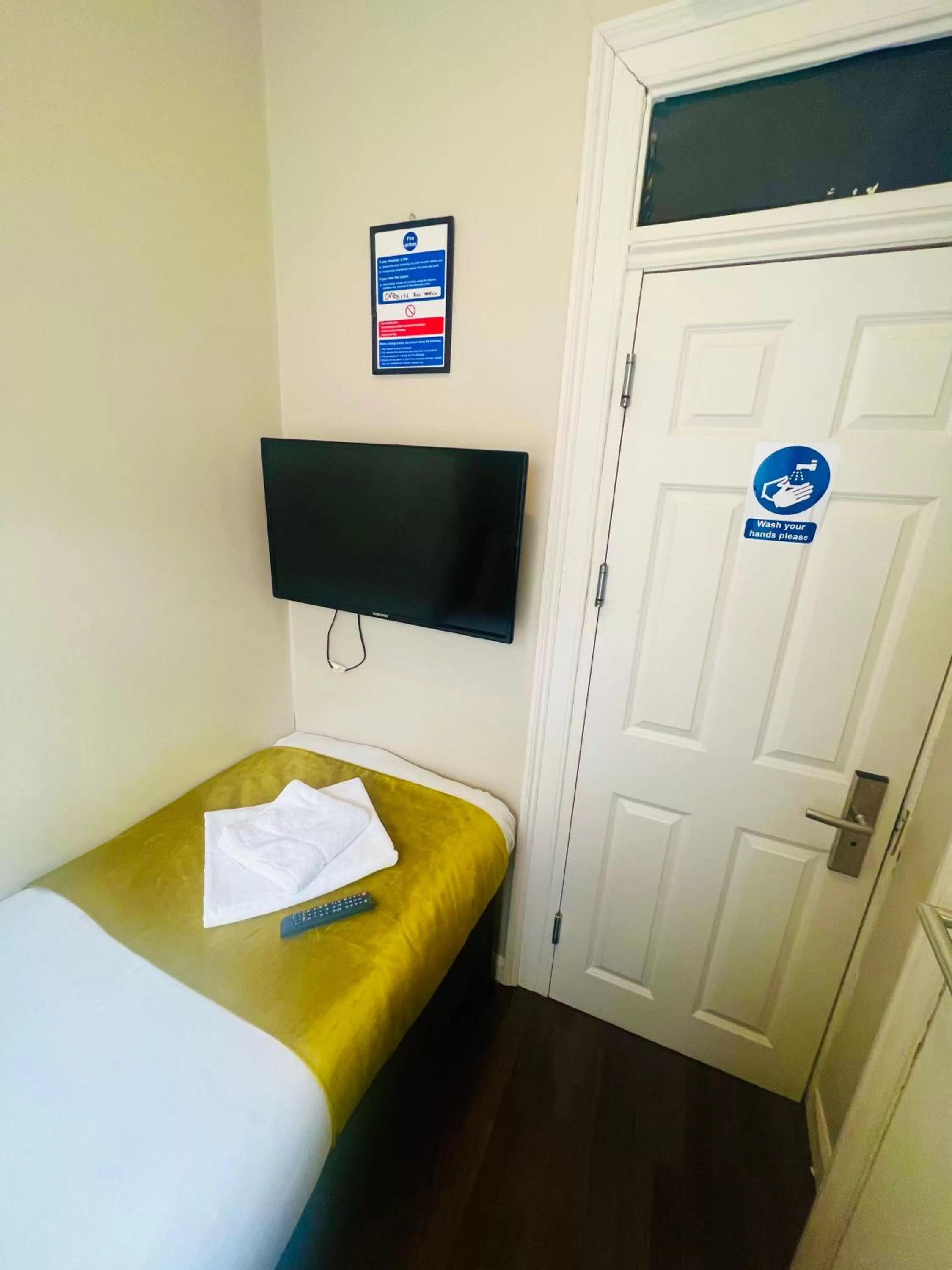 Bed in Bloomsbury Palace Hotel