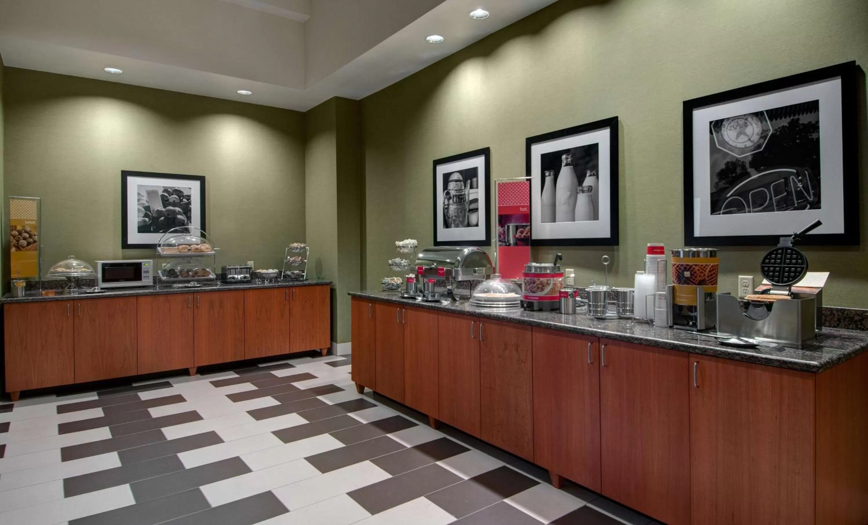 Restaurant/places to eat in Hampton Inn & Suites Astoria