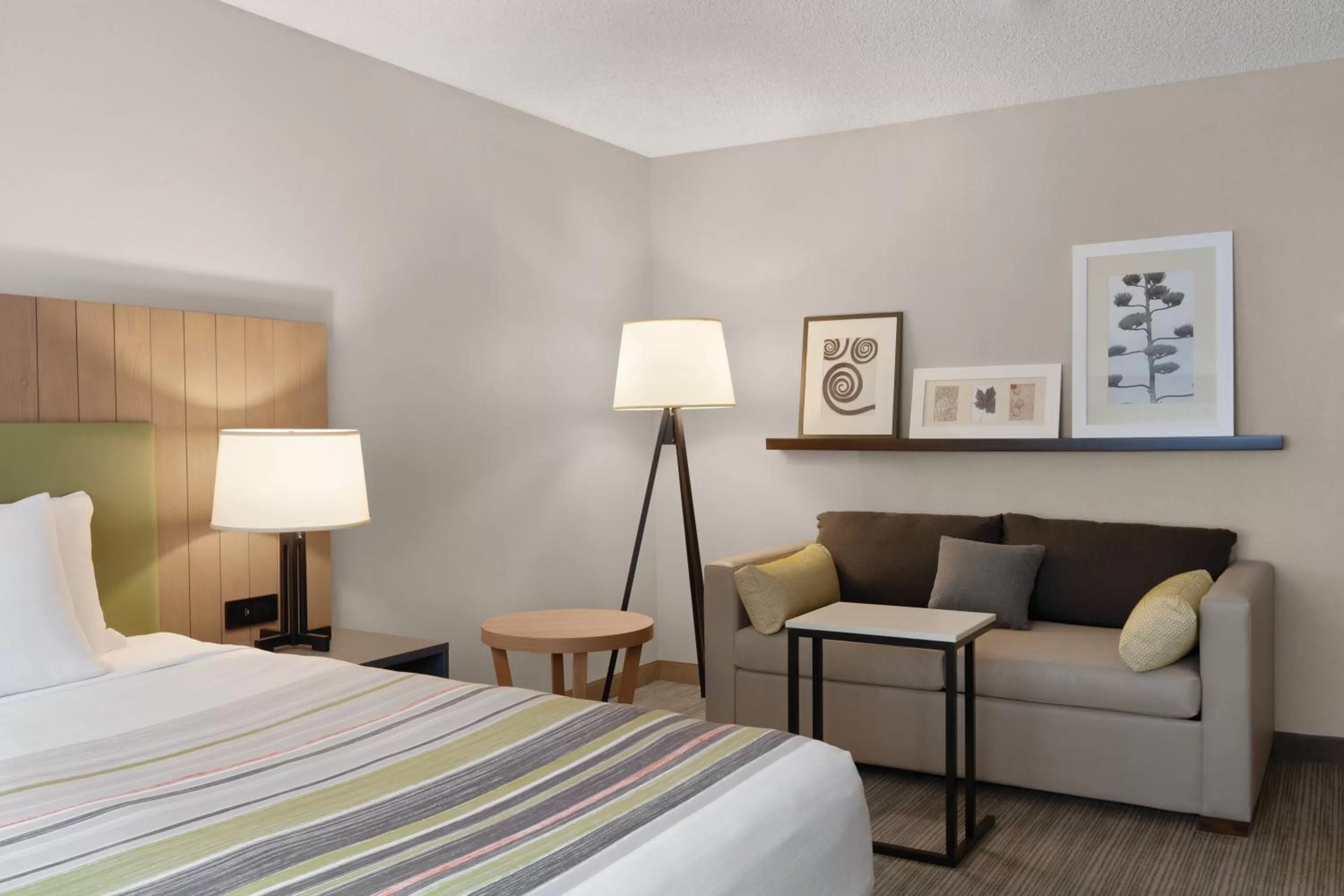 Seating area, Bed in Country Inn & Suites by Radisson, Seattle-Bothell, WA