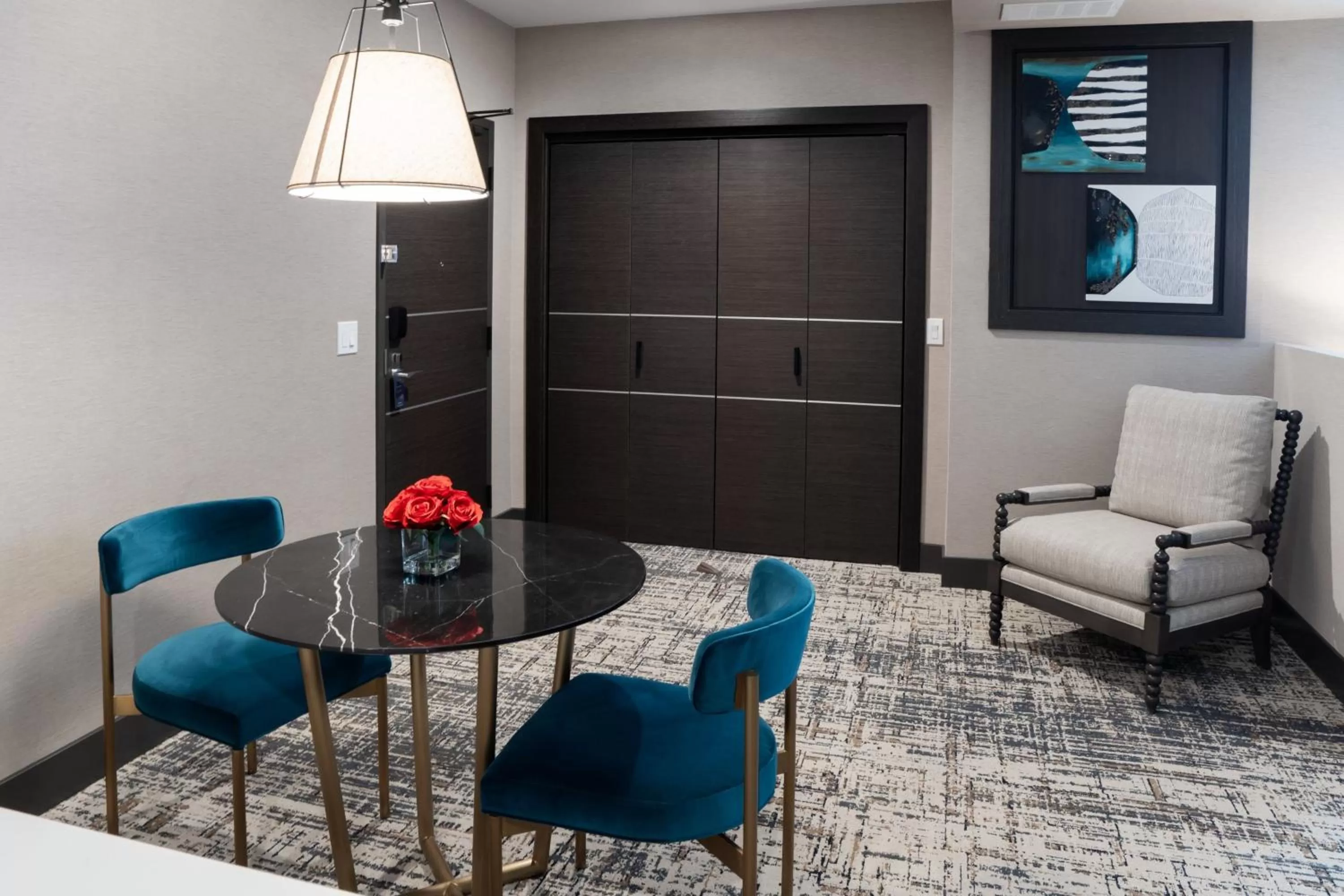 Photo of the whole room in SpringHill Suites by Marriott Chicago Chinatown