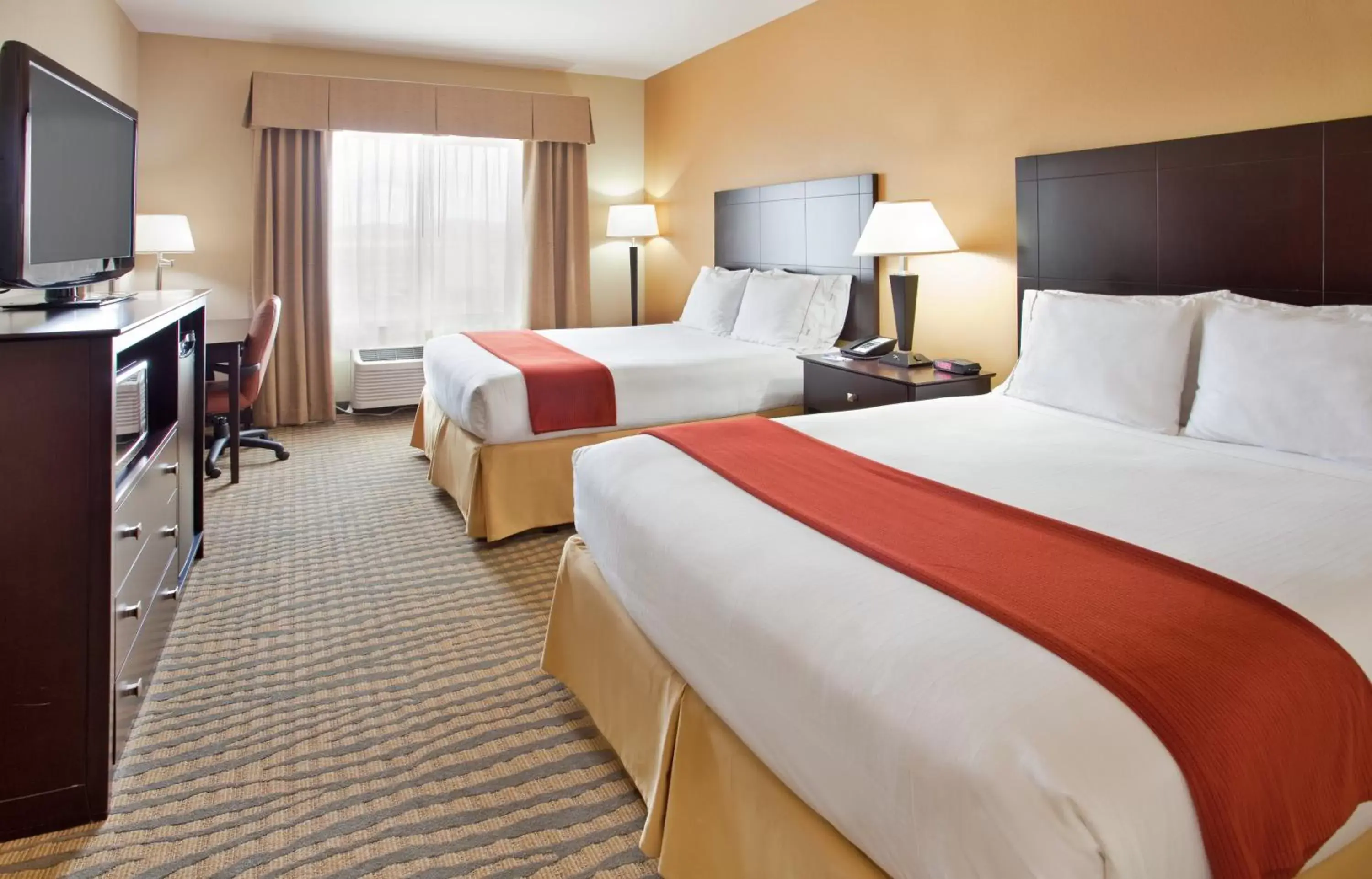 Standard Queen Room with Two Queen Beds and Mobility Accessible Tub in Holiday Inn Express & Suites Gallup East by IHG Standard Queen Room with Two Queen Beds and Mobility Accessible Tub in Holiday Inn Express & Suites Gallup East by IHG