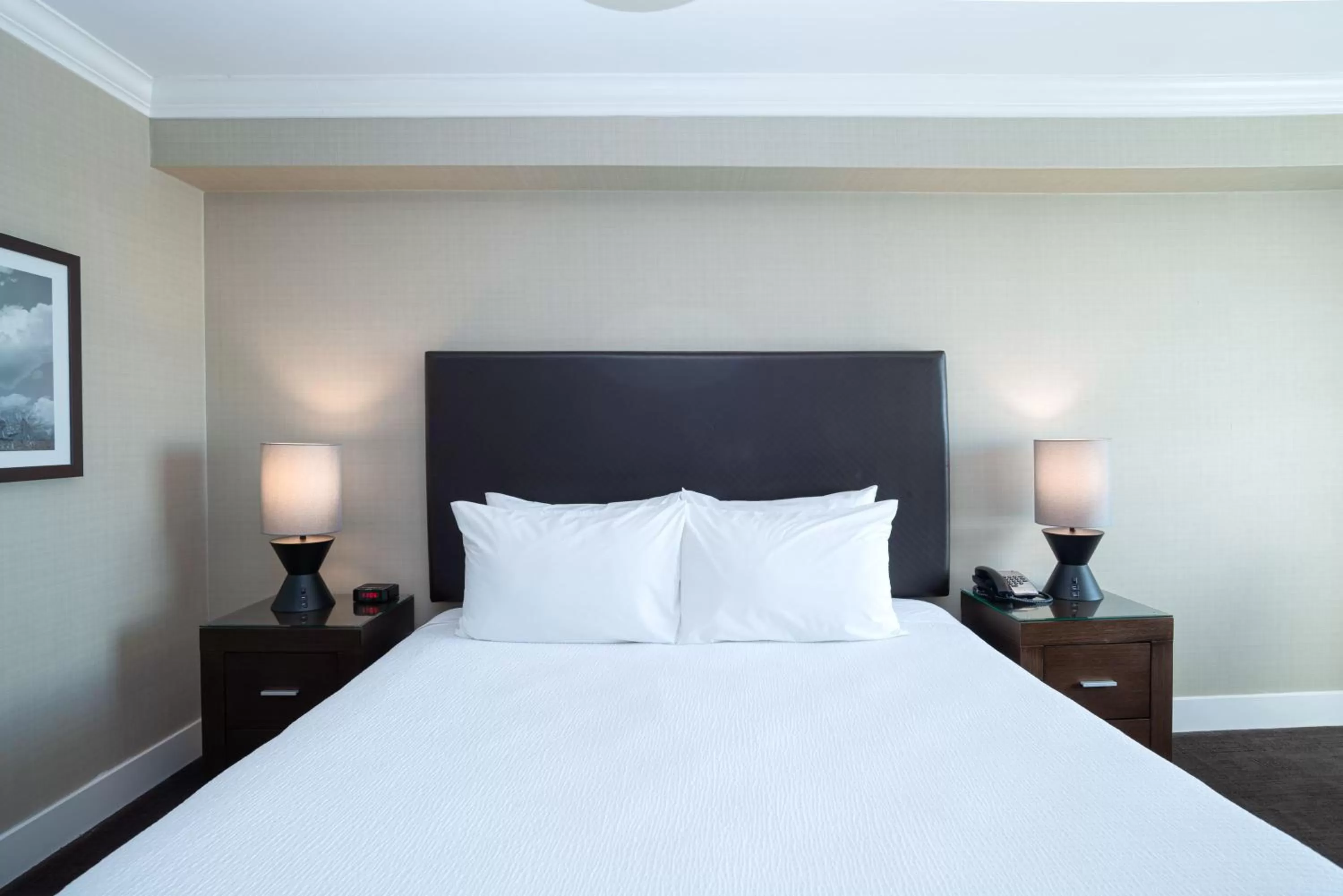 Photo of the whole room, Bed in Sandman Hotel Oakville