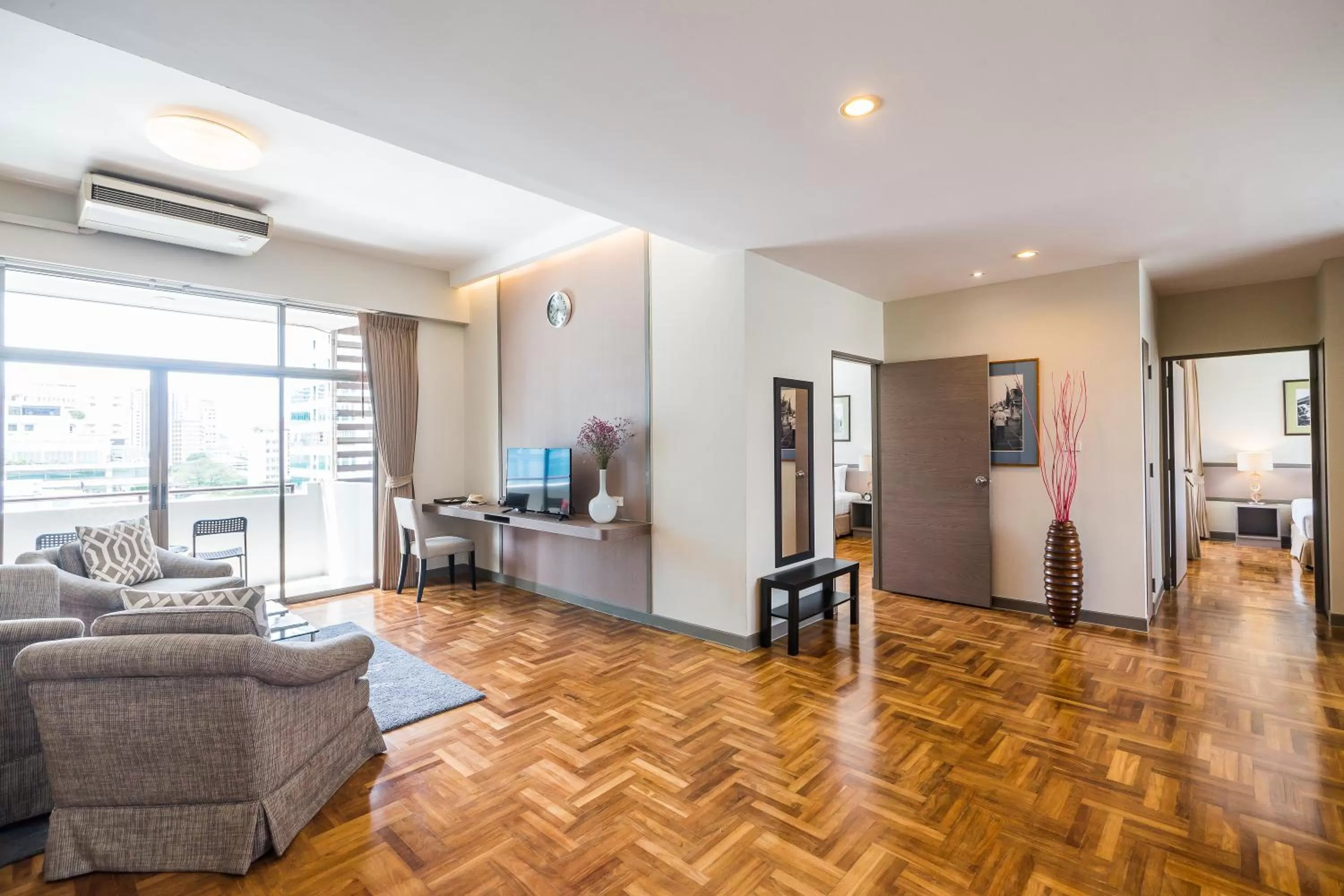 Living room in Asoke Residence Sukhumvit by UHG