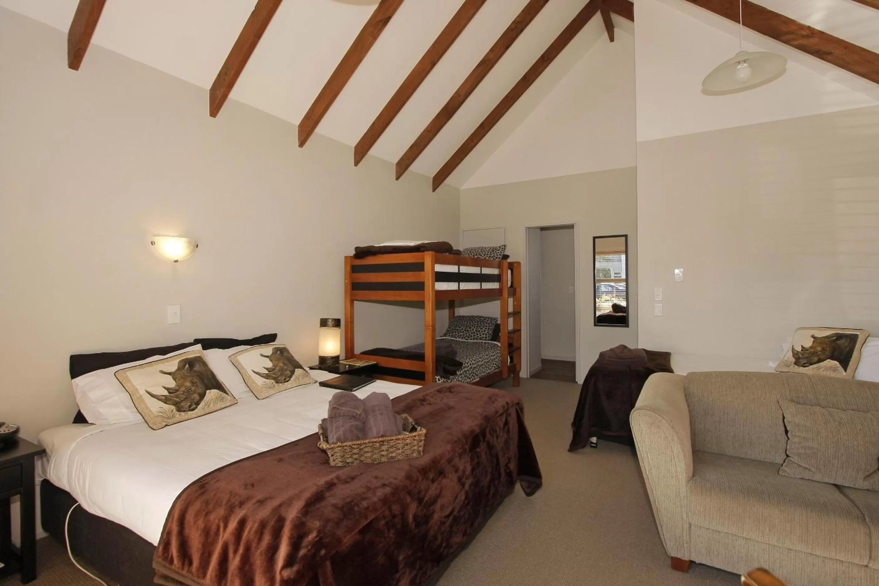 Photo of the whole room, Bed in Big Five Motel