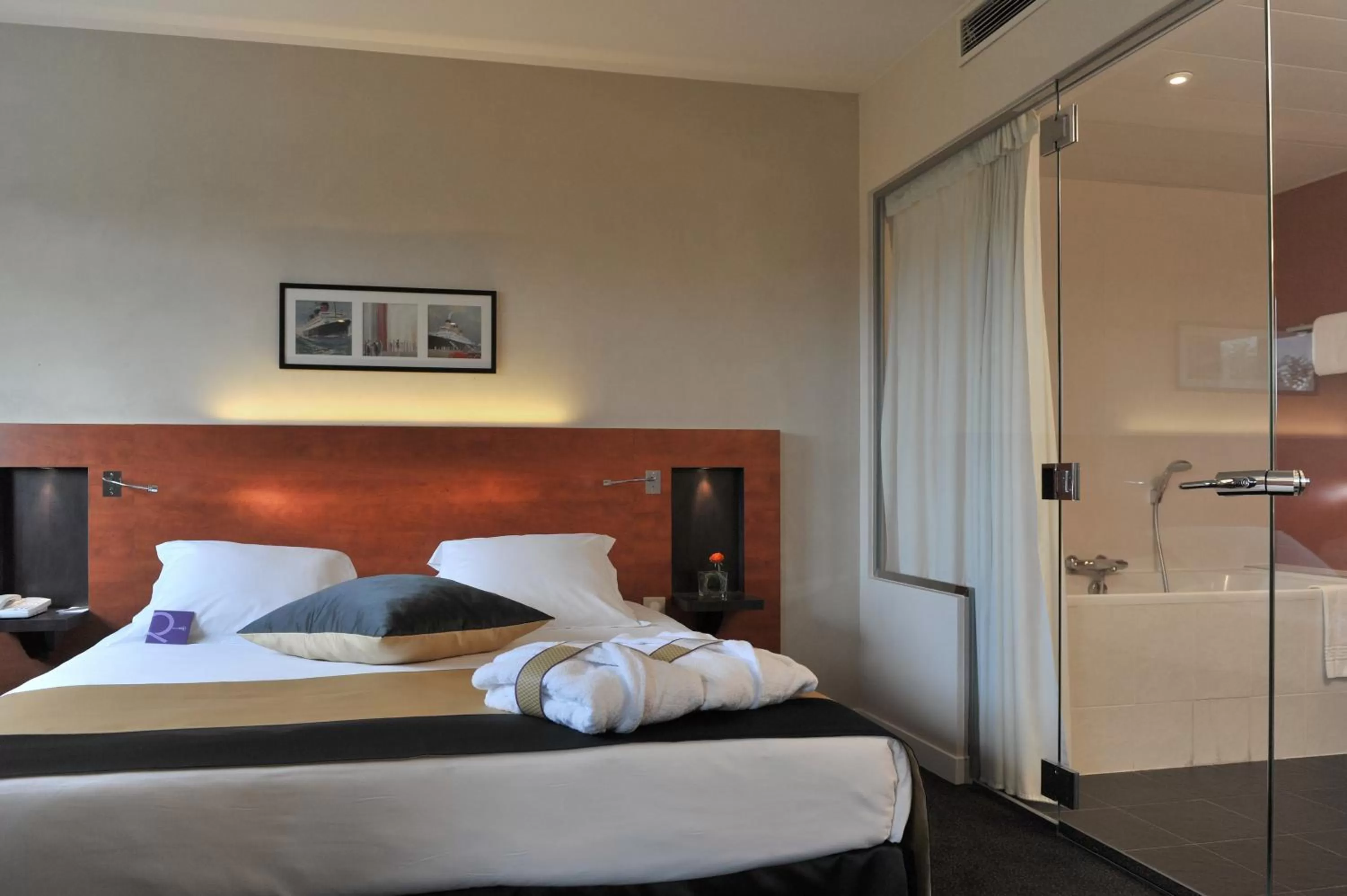 Photo of the whole room, Bed in Mercure Maurepas Saint Quentin