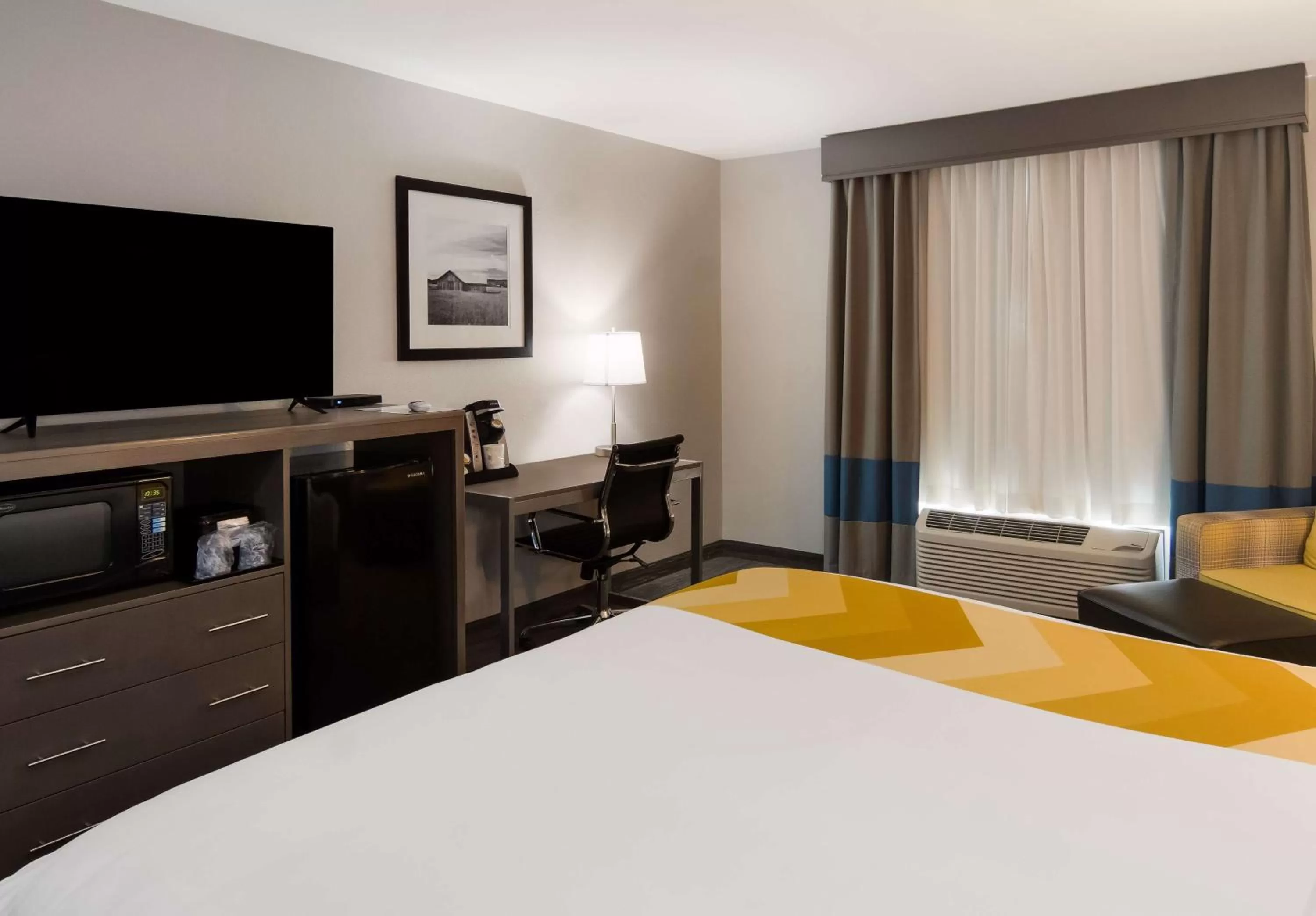 King Room with Mobility Accessible Tub in Best Western Eastland