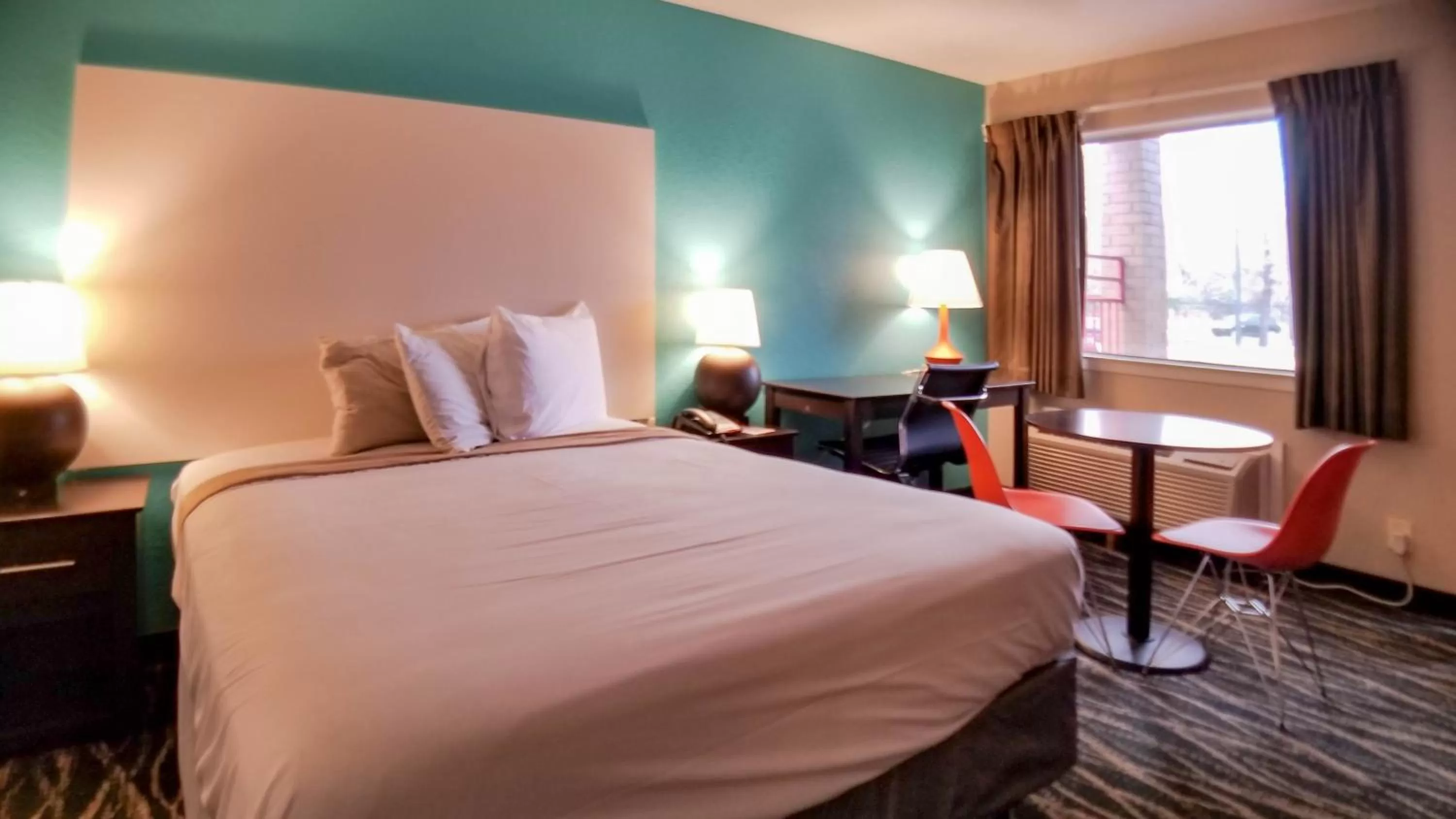 Bed in Howard Johnson by Wyndham Houston Hobby Airport