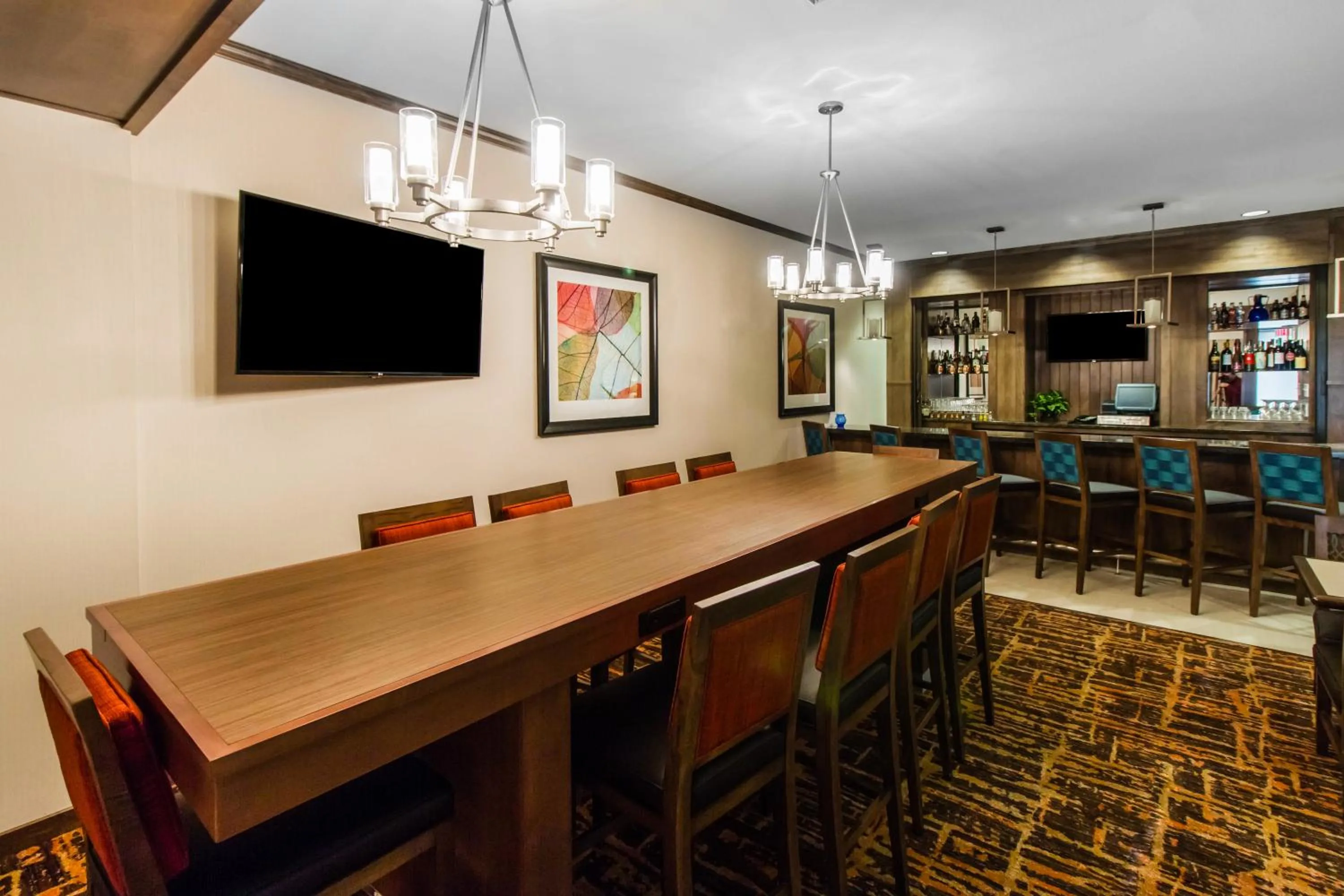 Lounge or bar in MainStay Suites Watford City - Event Center